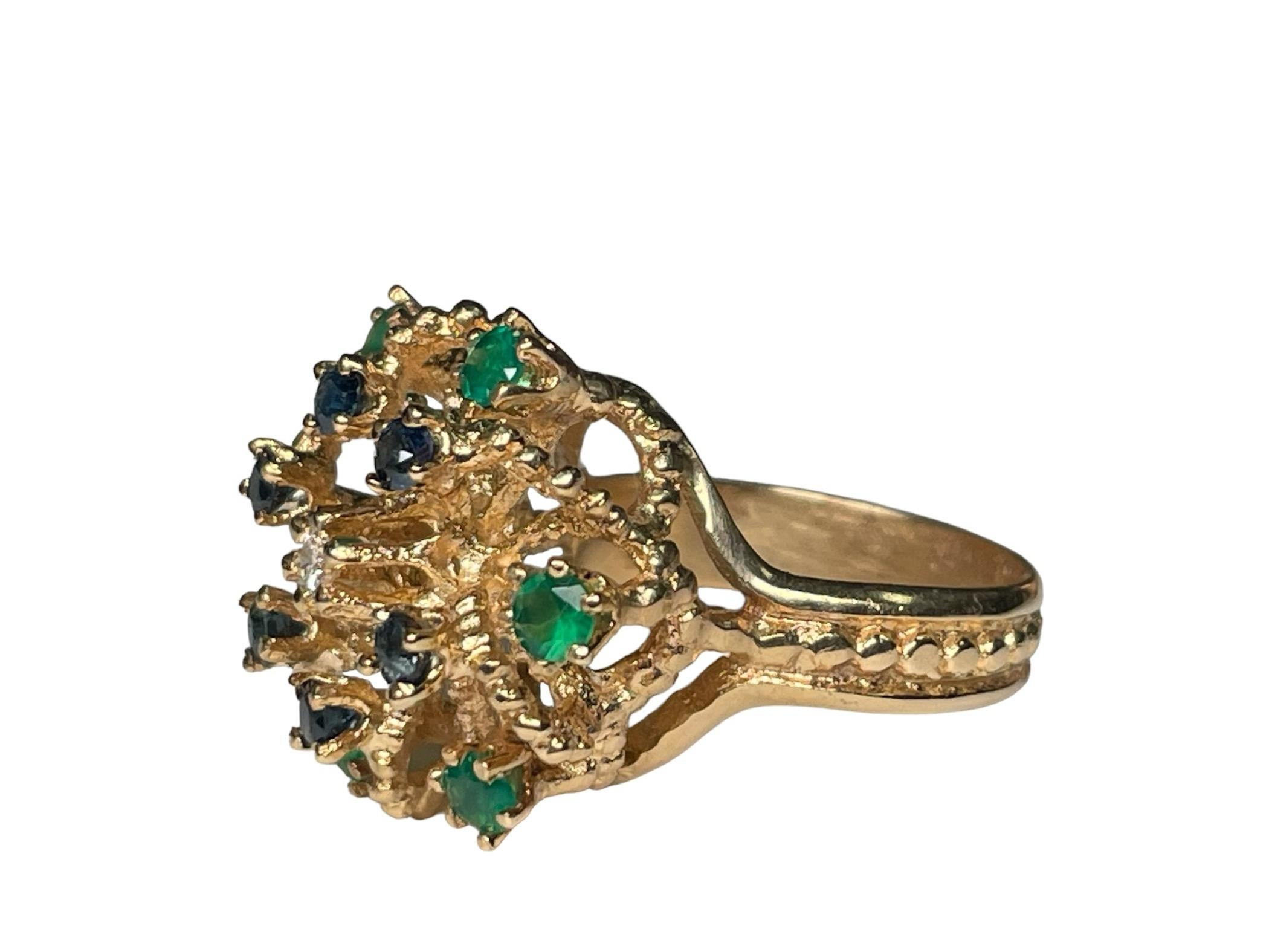 Bague cocktail en or jaune 14 carats, diamants, émeraudes et saphirs en vente 4