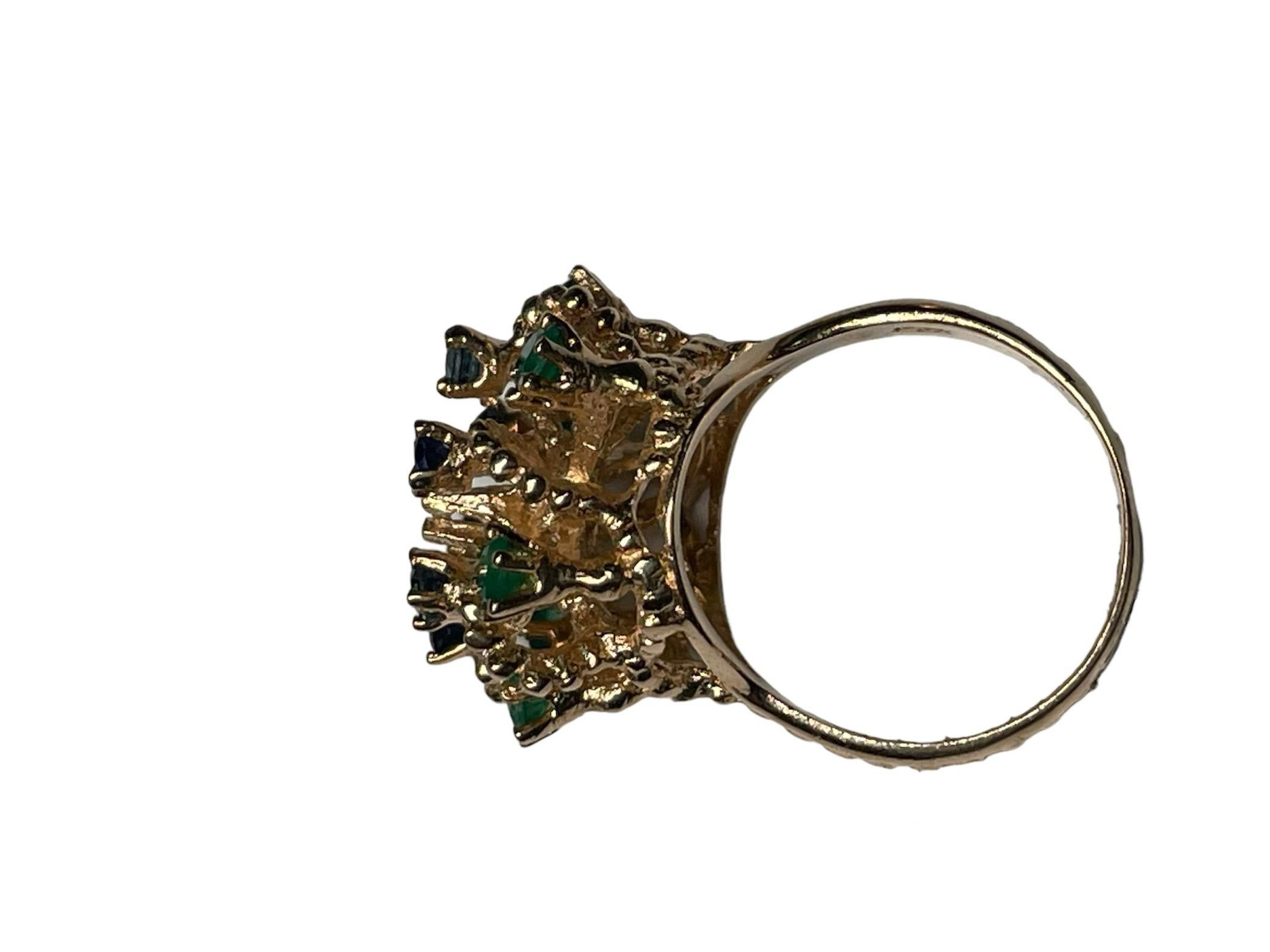 Bague cocktail en or jaune 14 carats, diamants, émeraudes et saphirs en vente 6