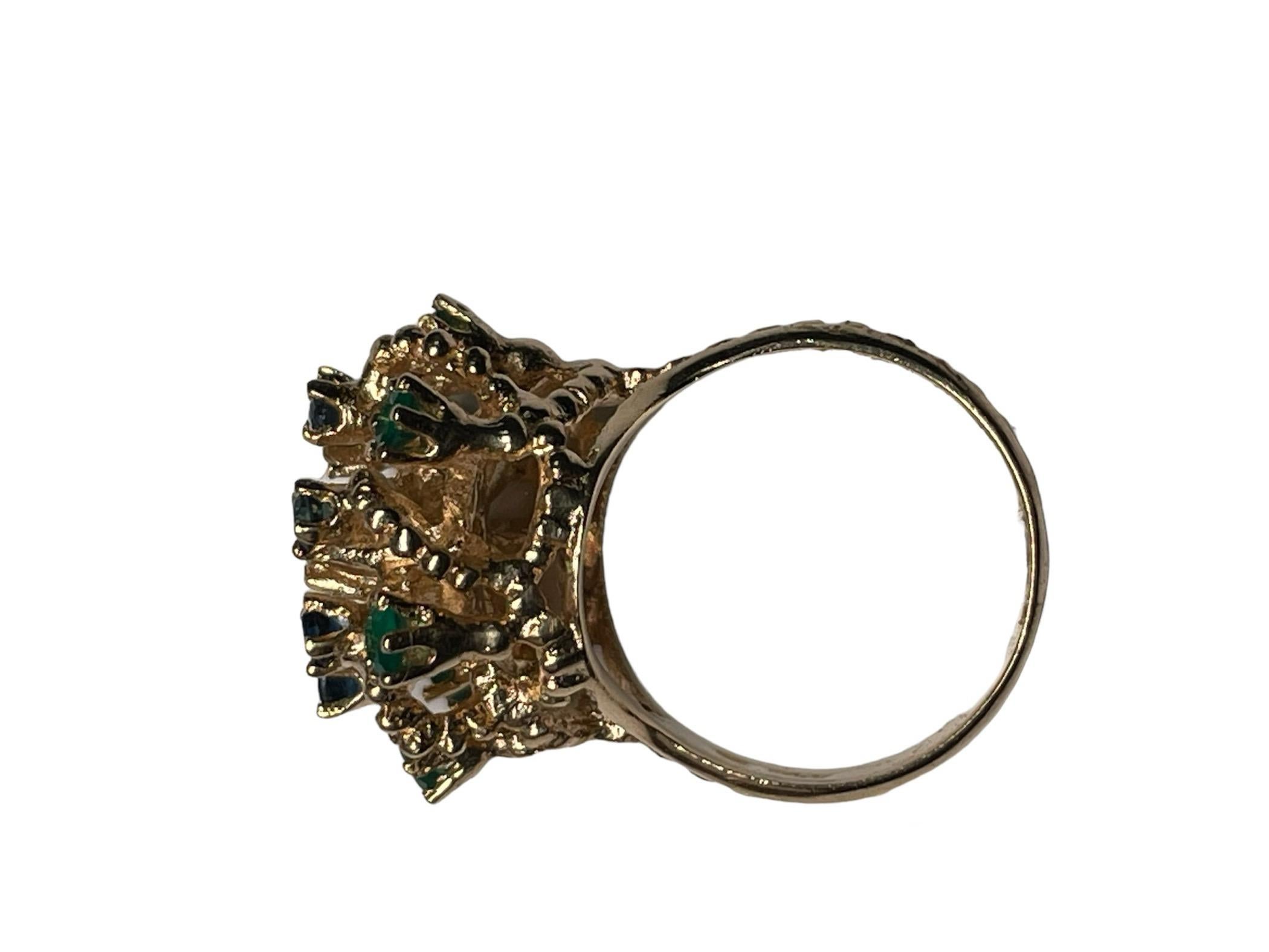 Bague cocktail en or jaune 14 carats, diamants, émeraudes et saphirs en vente 7