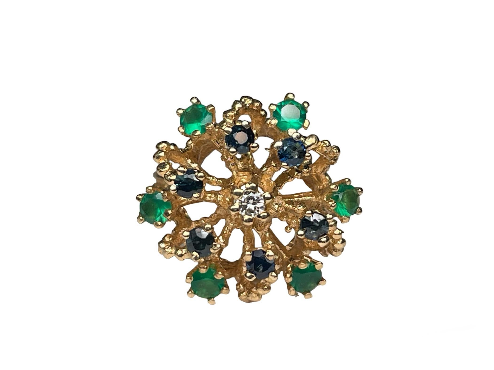 Taille ronde Bague cocktail en or jaune 14 carats, diamants, émeraudes et saphirs en vente