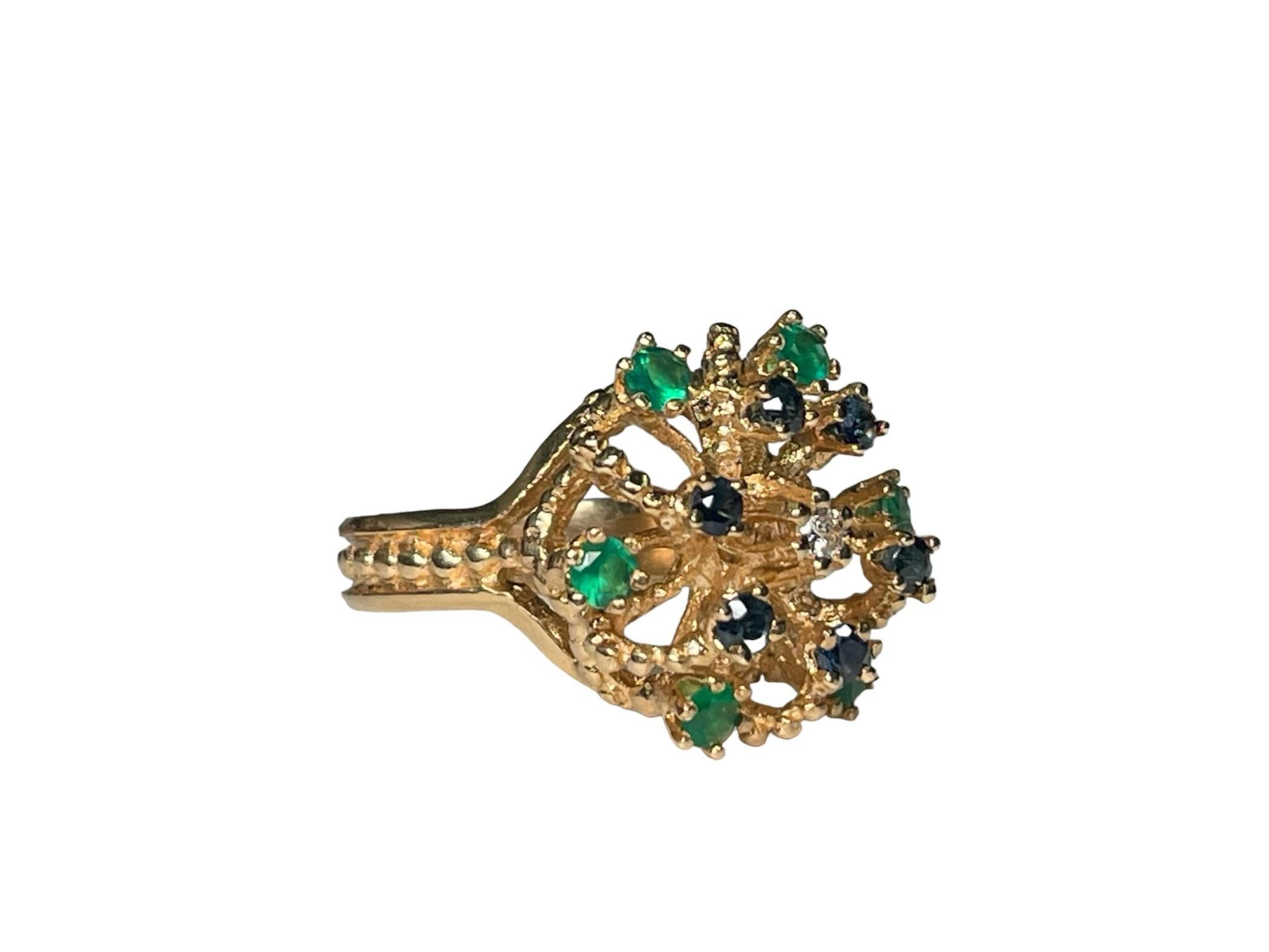 Bague cocktail en or jaune 14 carats, diamants, émeraudes et saphirs Bon état - En vente à Guaynabo, PR