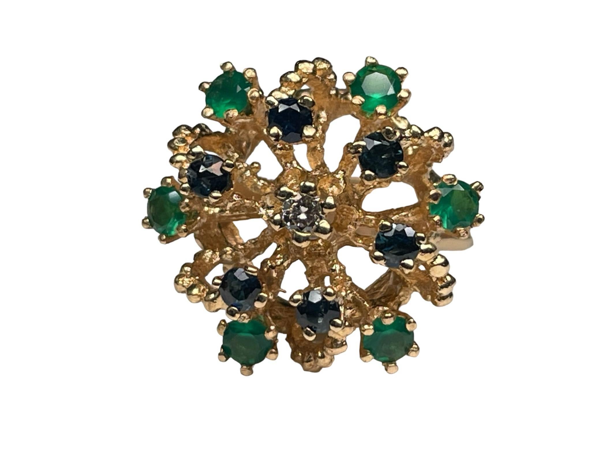 Bague cocktail en or jaune 14 carats, diamants, émeraudes et saphirs en vente 1