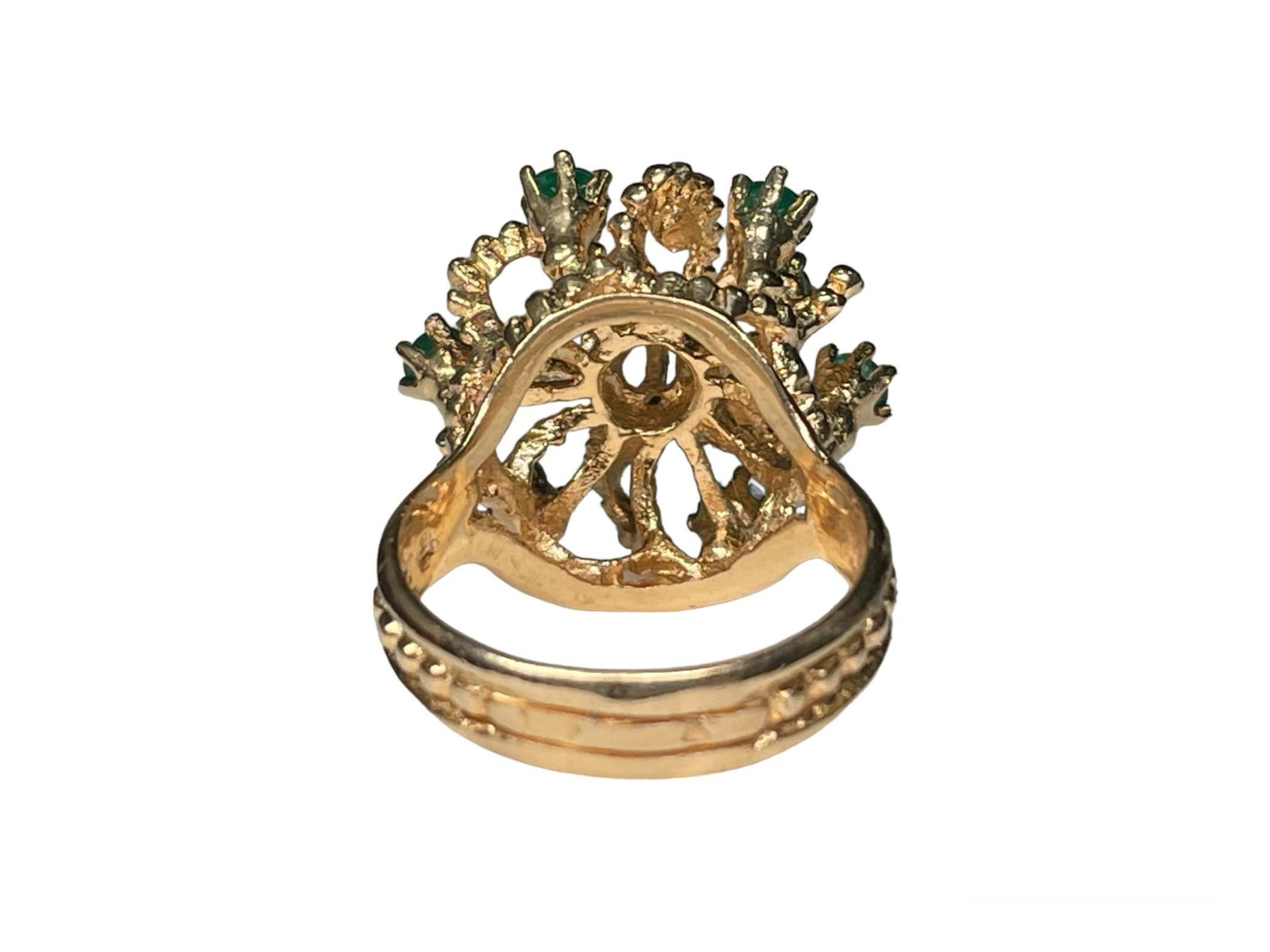 Bague cocktail en or jaune 14 carats, diamants, émeraudes et saphirs en vente 2