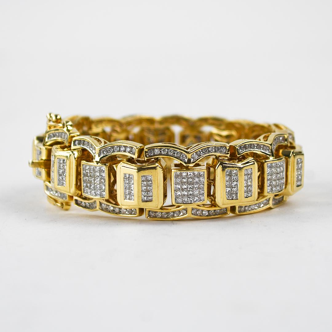 Maßgefertigtes Armband aus 14k Gelbgold und Diamanten.
Testet 58,5% Gold mit einem XRF-Metallanalysator.
Das Armband enthält 88,3 Gramm 14k Gold, 90,5 Gramm Bruttogewicht. 
In der Mitte des Armbands befinden sich 8,00 Karat Prinzessschliff, Farbe H