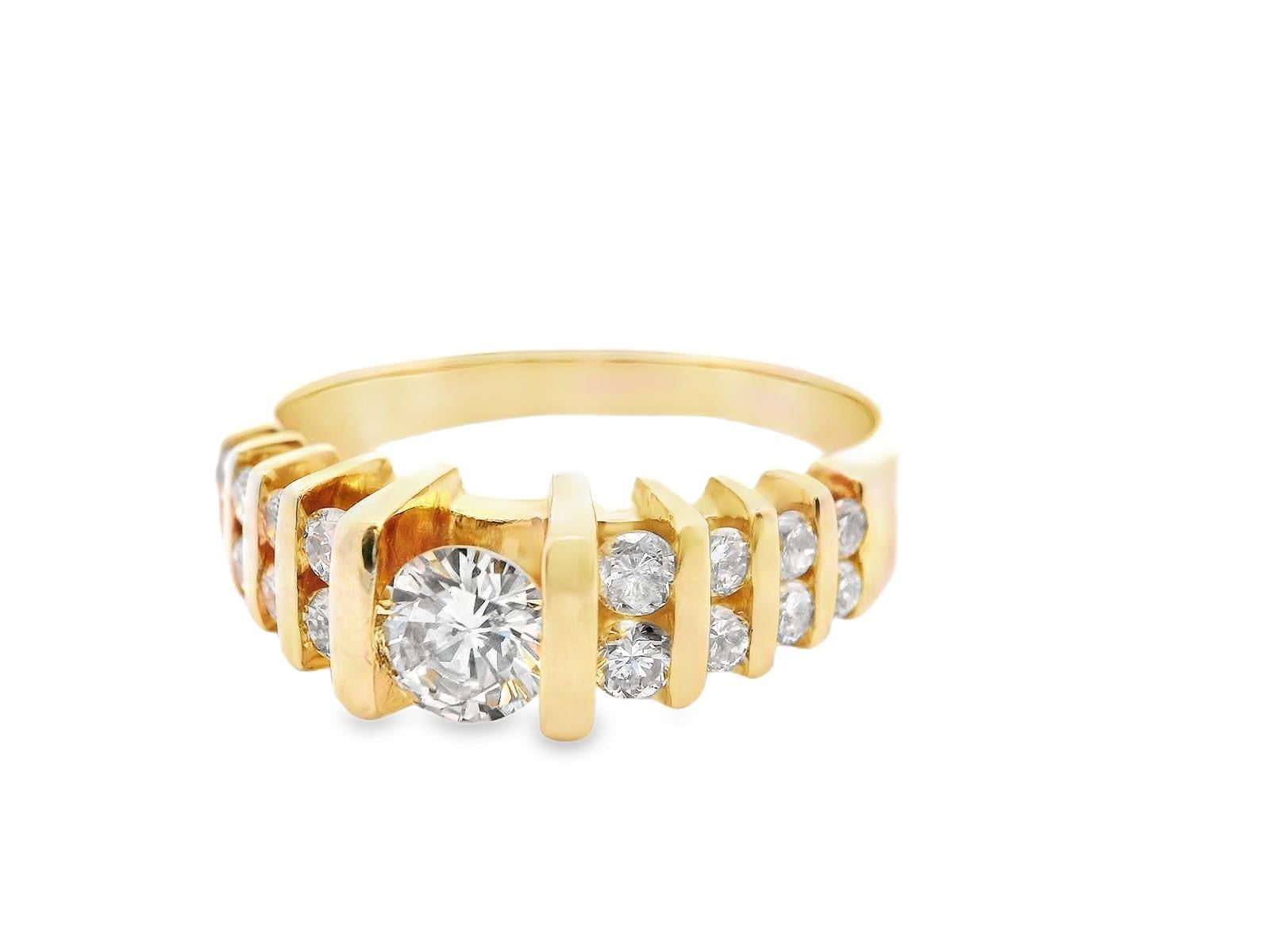 Ce magnifique bracelet de fiançailles est fabriqué en or jaune 14k avec des diamants de taille ronde. Les diamants blancs brillants 