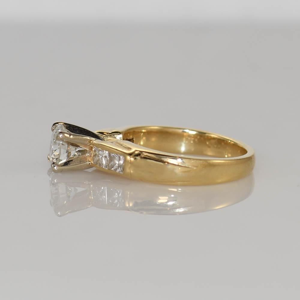 14 Karat Gelbgold Diamant-Verlobungsring, .75 Karat Diamant in der Mitte im Zustand „Hervorragend“ im Angebot in Laguna Beach, CA