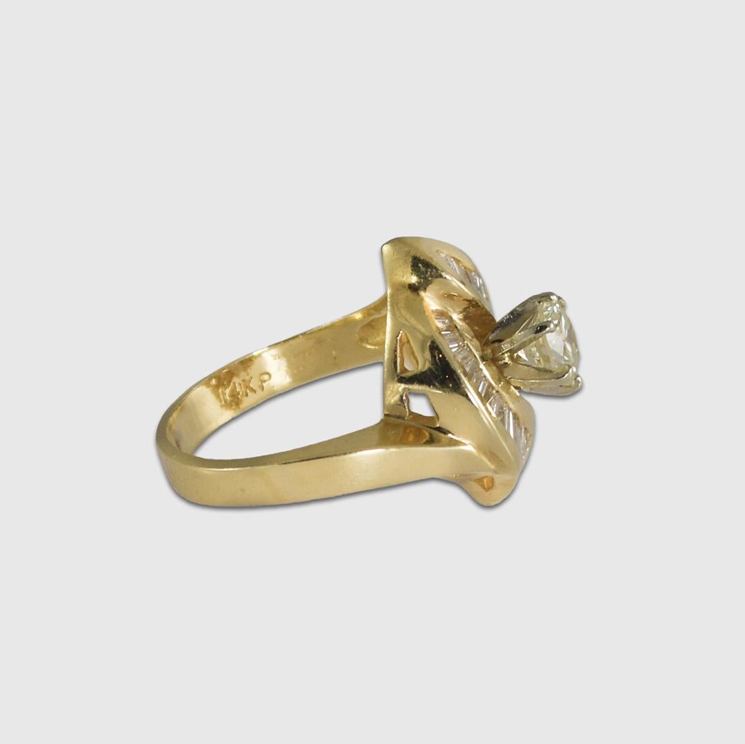 Taille ronde Bague de fiançailles en or jaune 14 carats avec diamant en vente