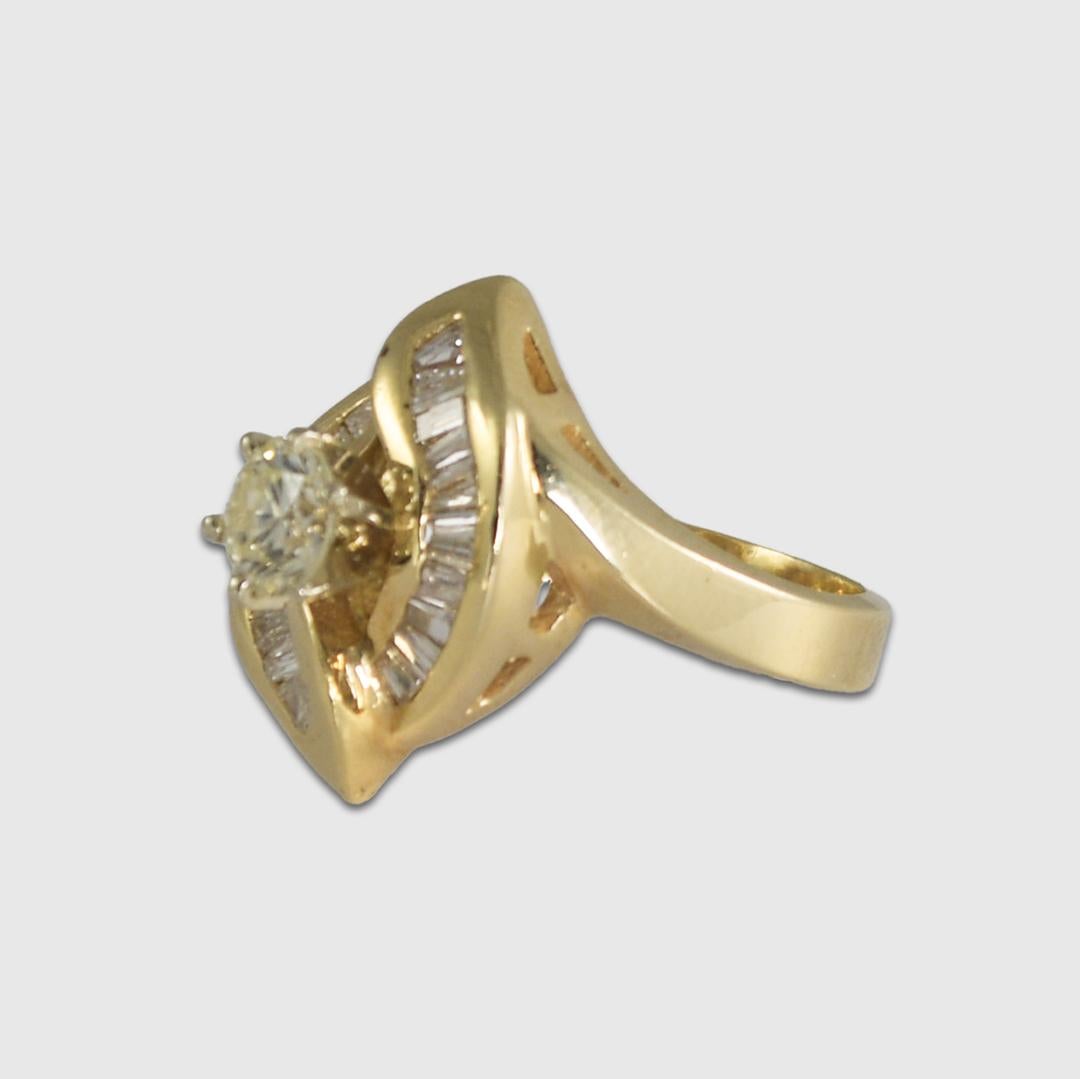 Bague de fiançailles en or jaune 14 carats avec diamant en vente 1