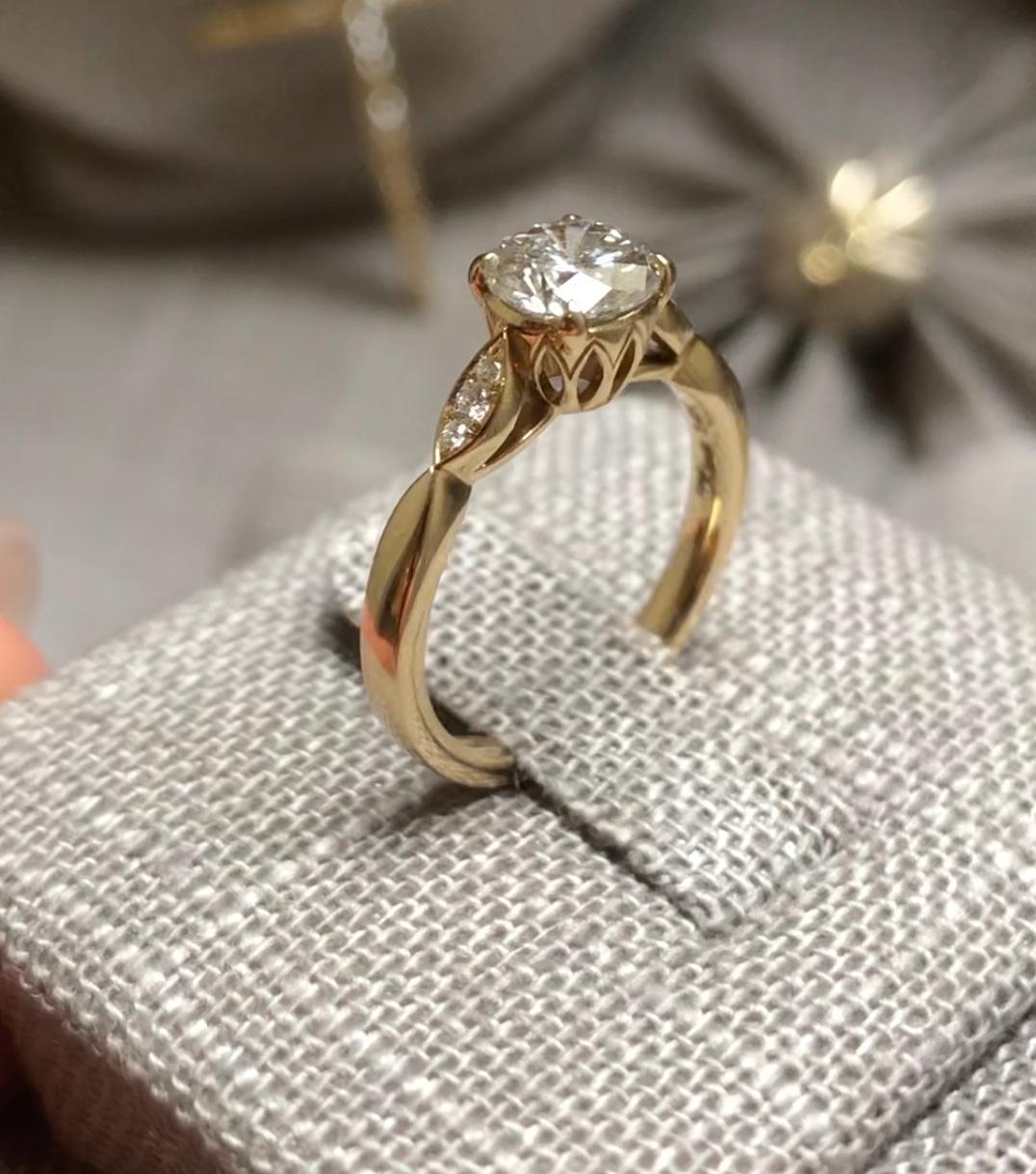 For Sale:  14k Yellow Gold Diamond Engagement Ring with 1.01 Carat Round Cut Diamond 8