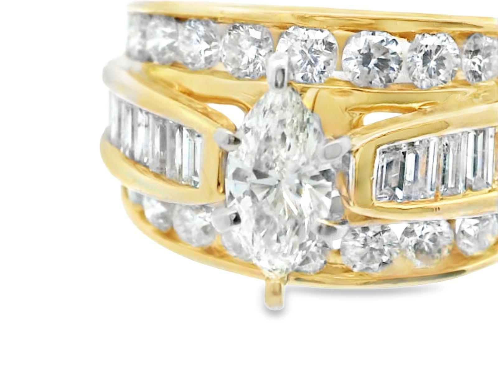 ¡Este precioso anillo de compromiso de oro amarillo de 14k tiene más de 2 quilates de diamantes naturales! La piedra central es un diamante marquesa de 0,57 quilates, rodeado por una serie de diamantes baguette en ambos hombros, formando una banda.