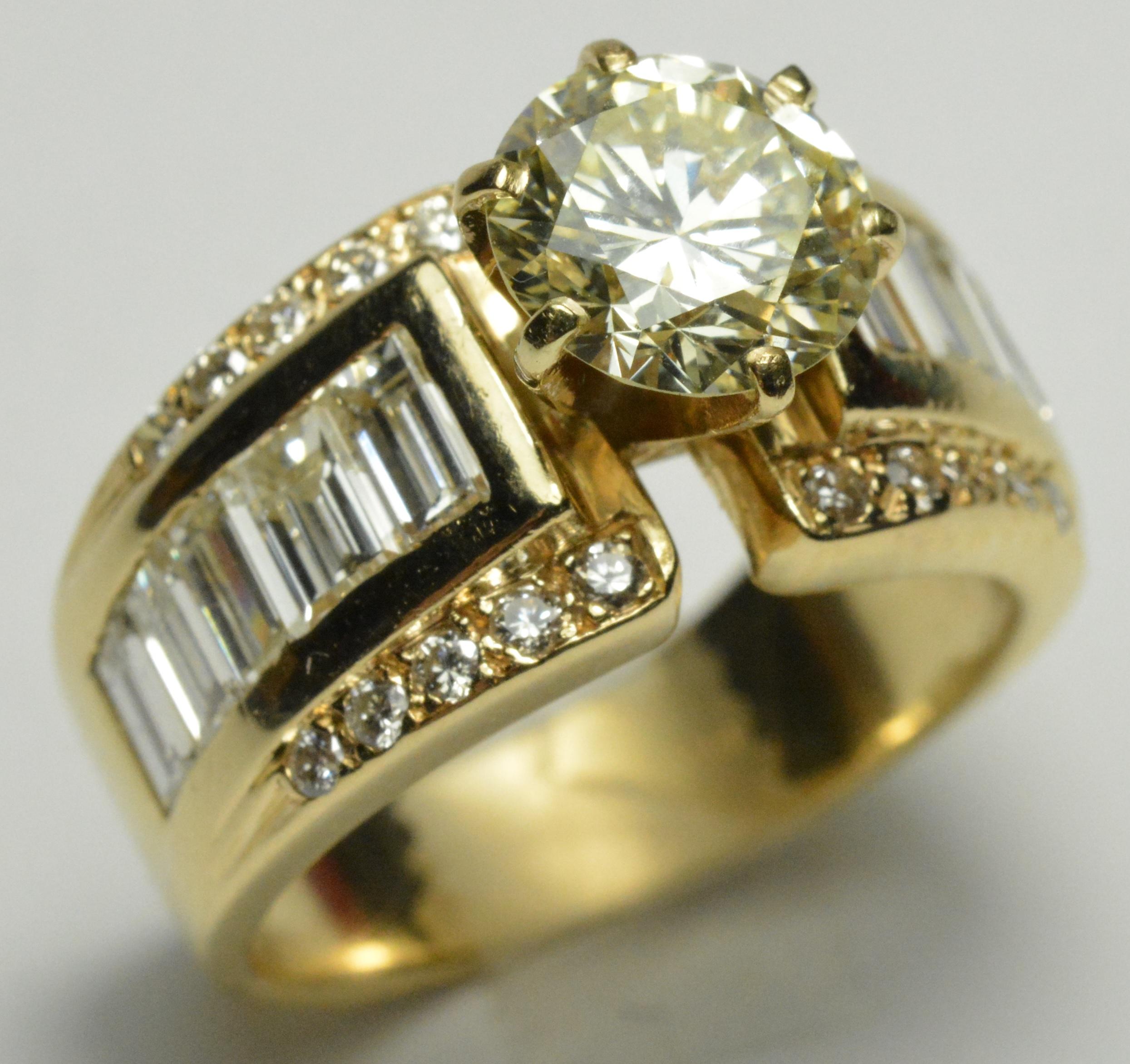 14 Karat Yellow Gold Diamond Estate Ring 3.21 Carat In Good Condition For Sale In Laguna Beach, CA