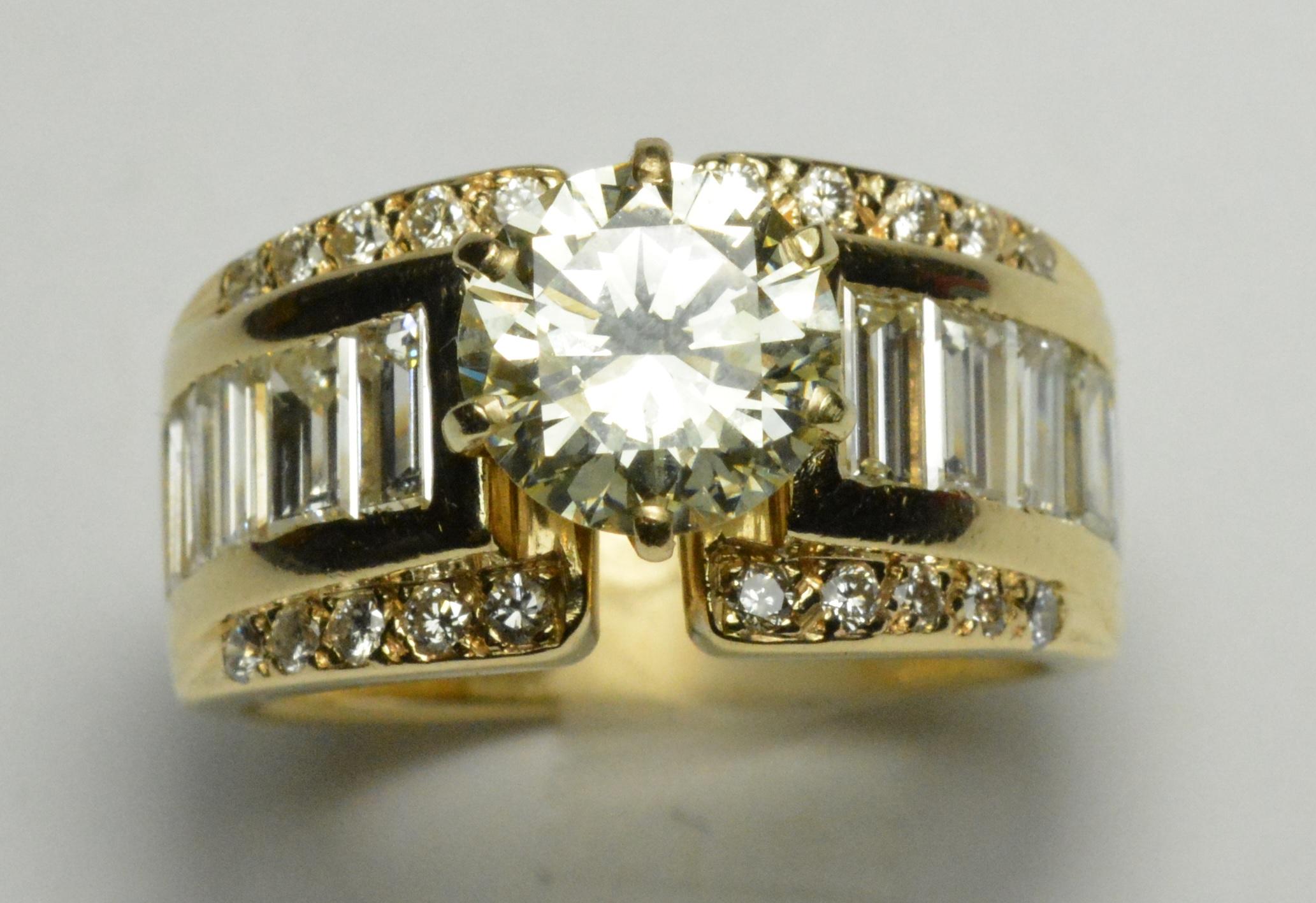 Women's 14 Karat Yellow Gold Diamond Estate Ring 3.21 Carat For Sale