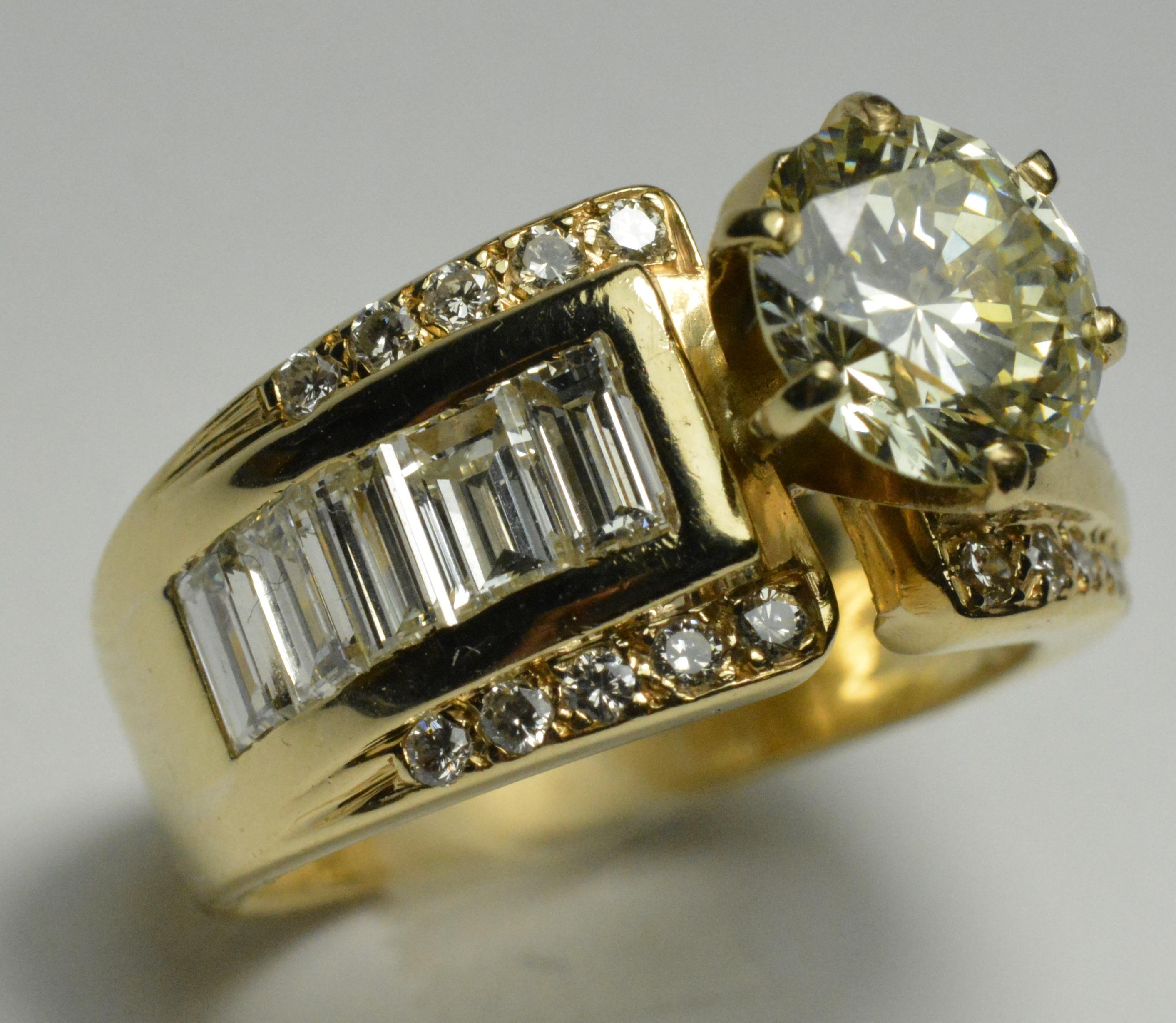 14 Karat Yellow Gold Diamond Estate Ring 3.21 Carat For Sale 1