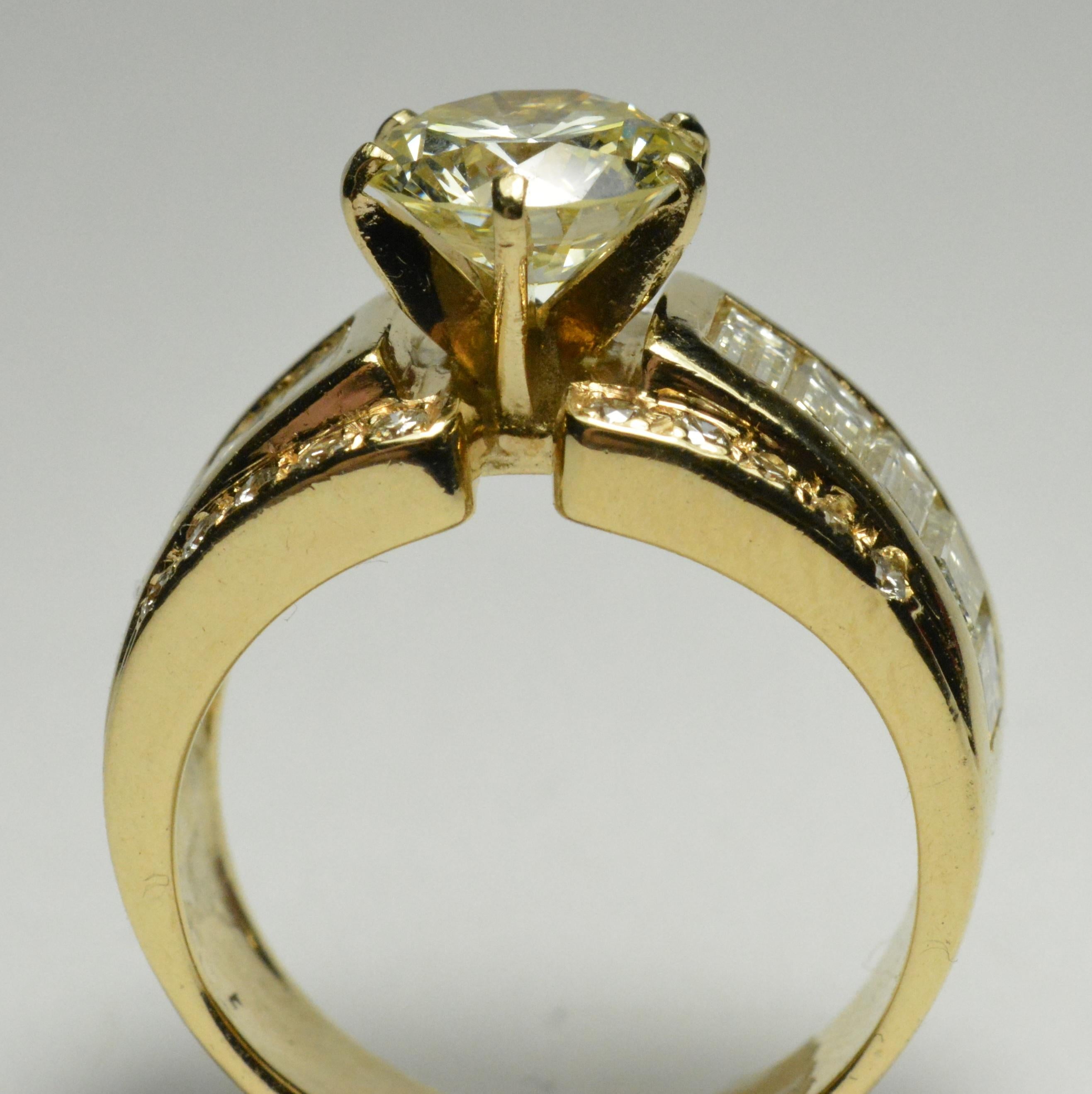 14 Karat Yellow Gold Diamond Estate Ring 3.21 Carat For Sale 4