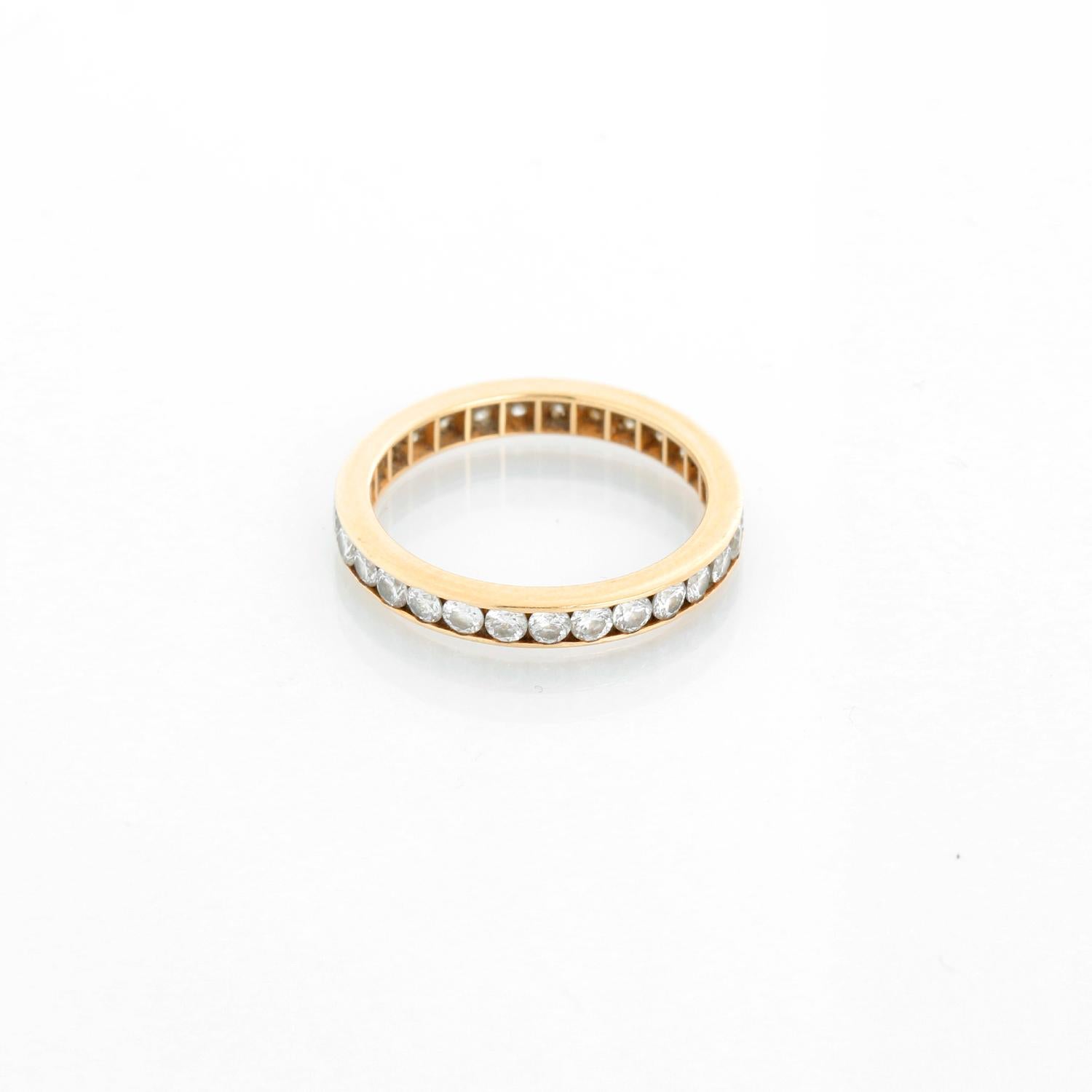 Fedina in oro giallo 14K con diamanti - Fedina stile eternità con un totale di 29 diamanti rotondi a taglio pieno di circa 0,90 carati. Chiarezza VS e colore F-G-H. Usato con la scatola degli anelli DeMesy.