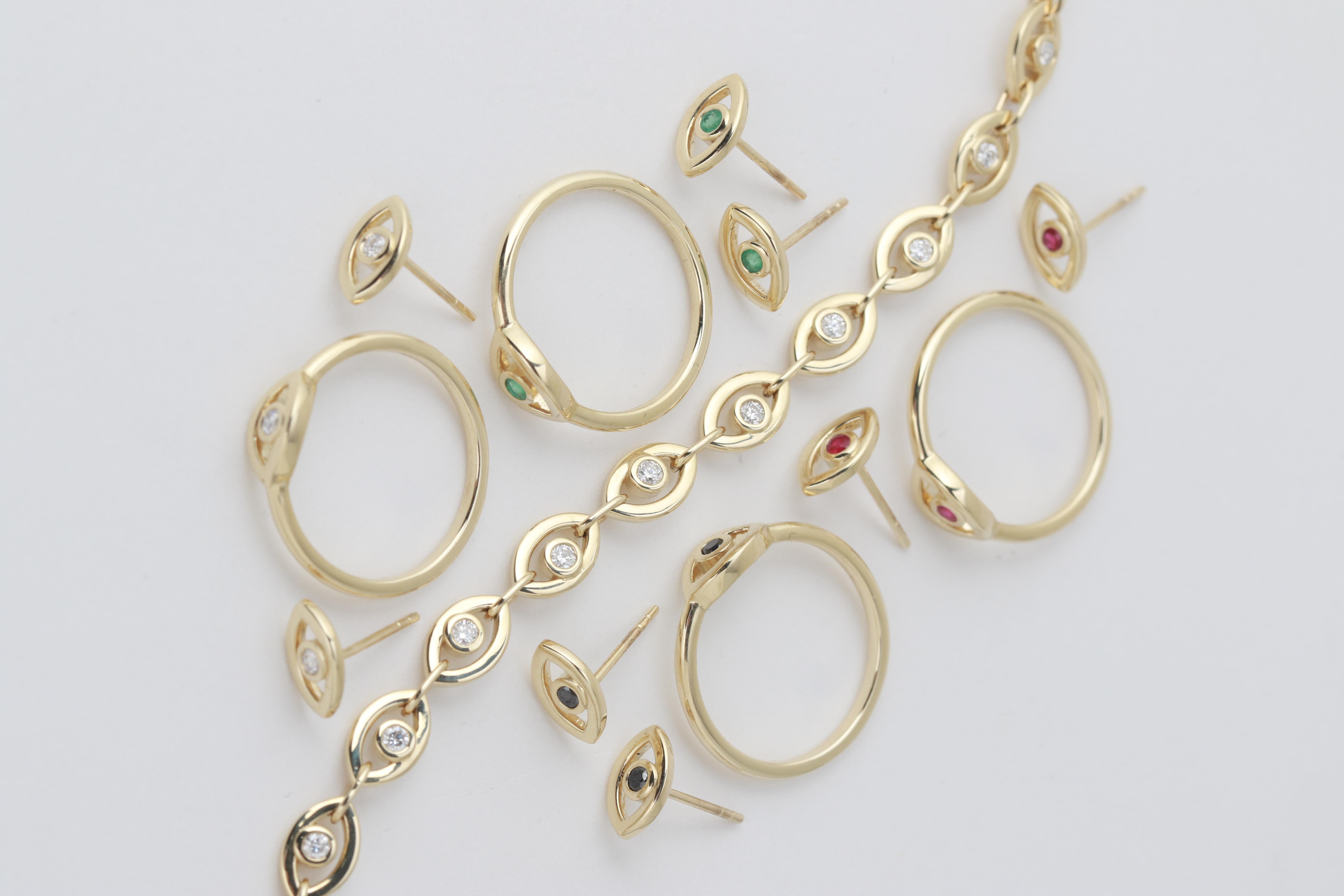 Maillons en forme d'œil, rehaussés de diamants blancs,  se connectent ensemble pour former un joli bracelet de tennis, sécurisé par un fermoir en or.

diamants blancs, 0,53 carats au total