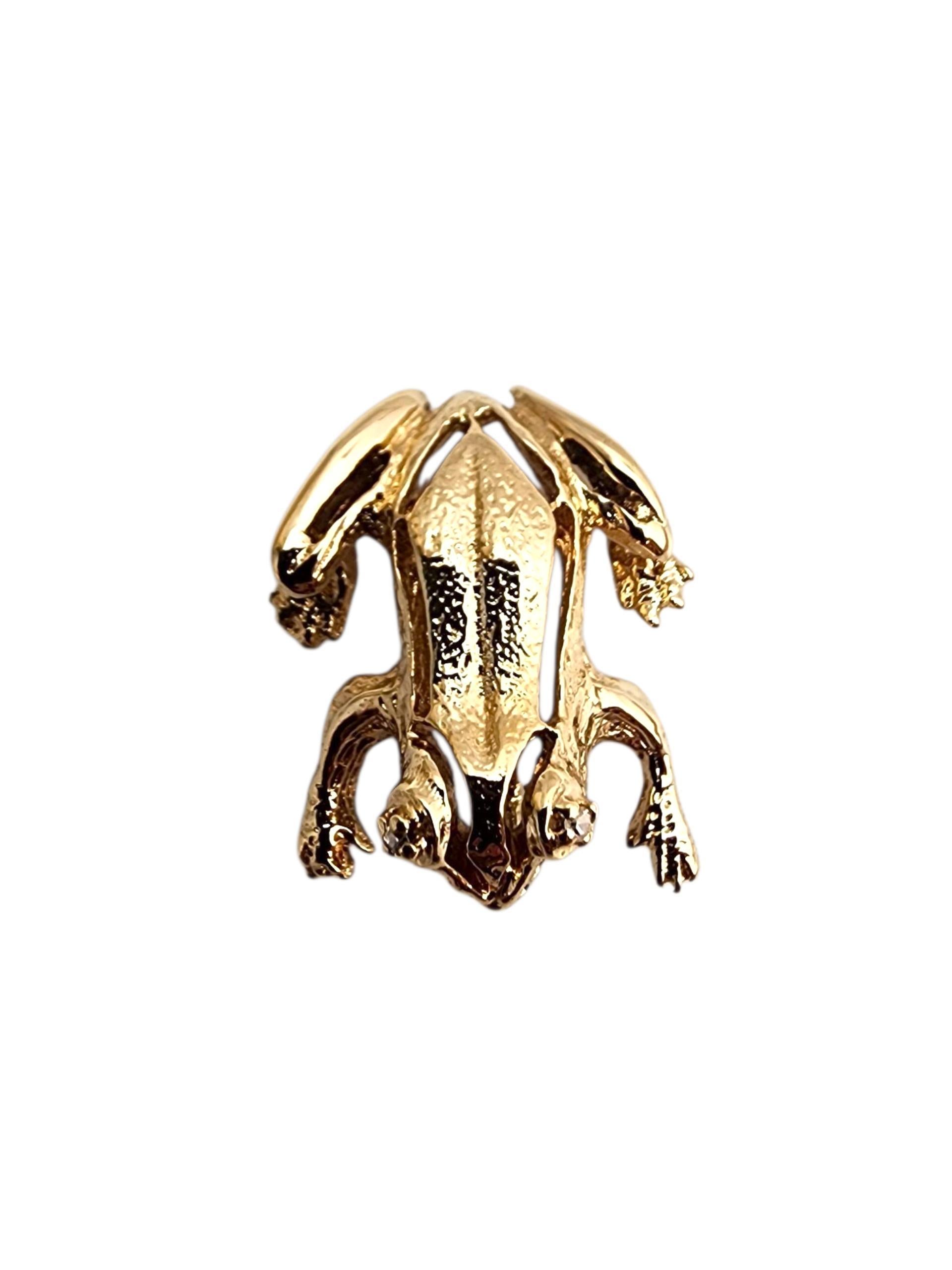 14K Gelbgold Diamant-Augen-Frosch-Anhänger

Frosch-Anhänger aus 14 Karat Gelbgold mit funkelnden Diamantaugen - skurril, einzigartig und voller Persönlichkeit.

Größe: 22 mm x 19,4 mm x 9,6 mm

Gewicht: 6,2 gr./ 4 dwt.

Gestempelt: 14K

# Anzahl der