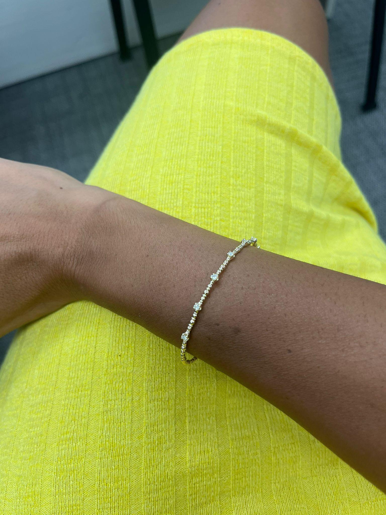 Il s'agit d'un bracelet flexible classique et magnifique, orné de diamants. Fabriqué en or 14 carats avec un design de perles, comprenant 7 stations de diamants, avec une fermeture à charnière de sécurité. Également disponible en or blanc et en or