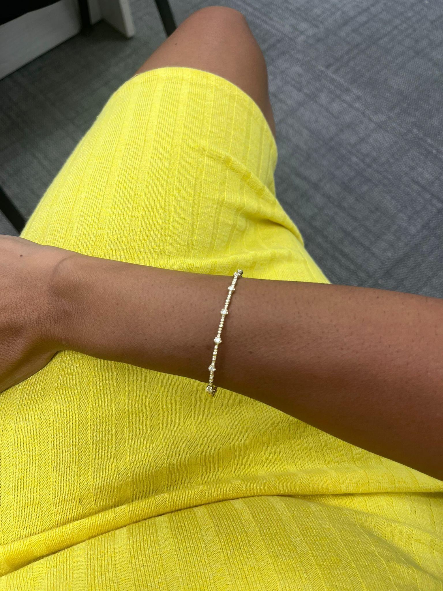 Taille ronde Bracelet empilable flexible en or jaune 14K avec diamants 1/4 CTTW en vente