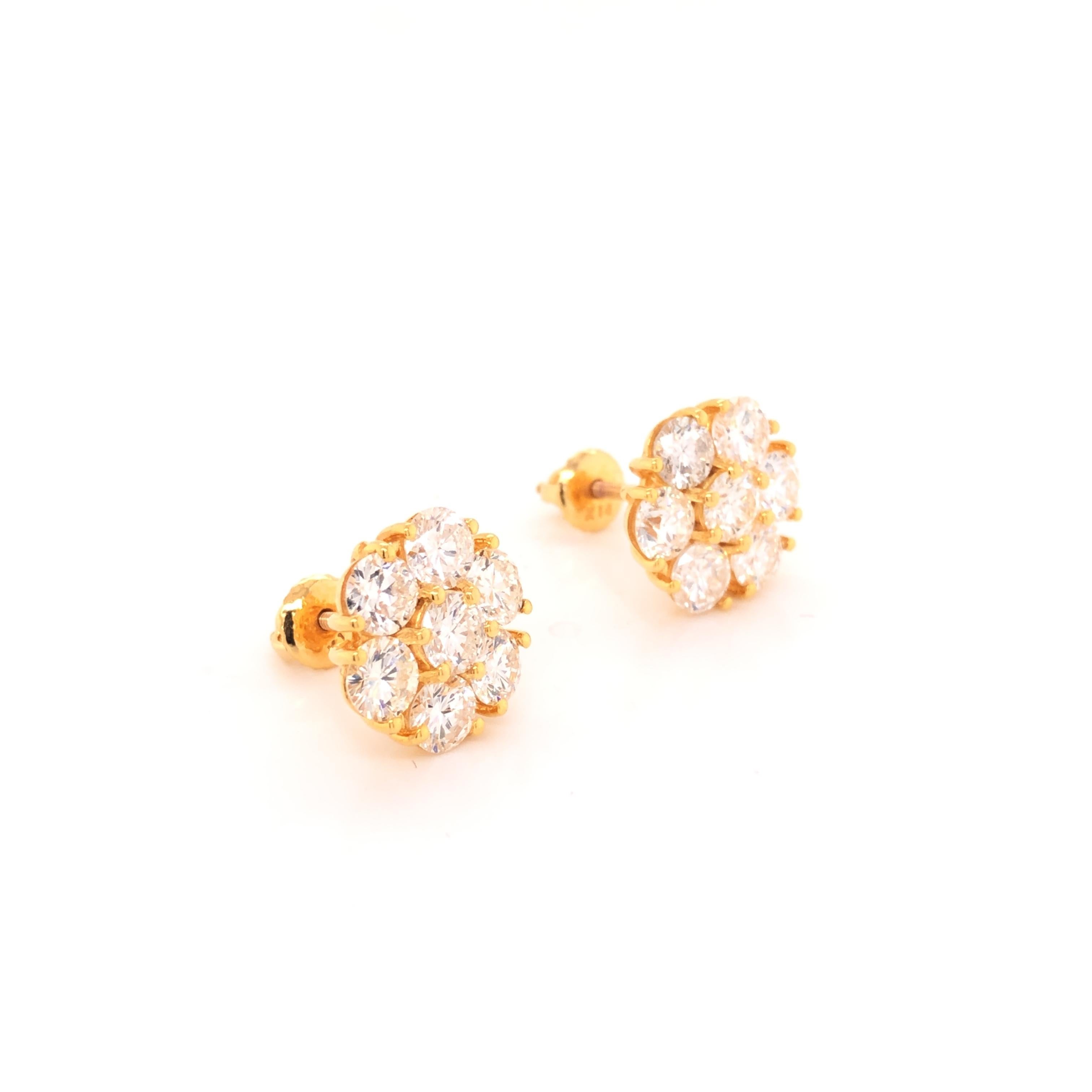 A simple and elegant pair of cluster diamond floral earring studs contain 14 round-cut 30 pointer diamonds, set in 14K yellow gold.

Diamond weight 4.20 carats