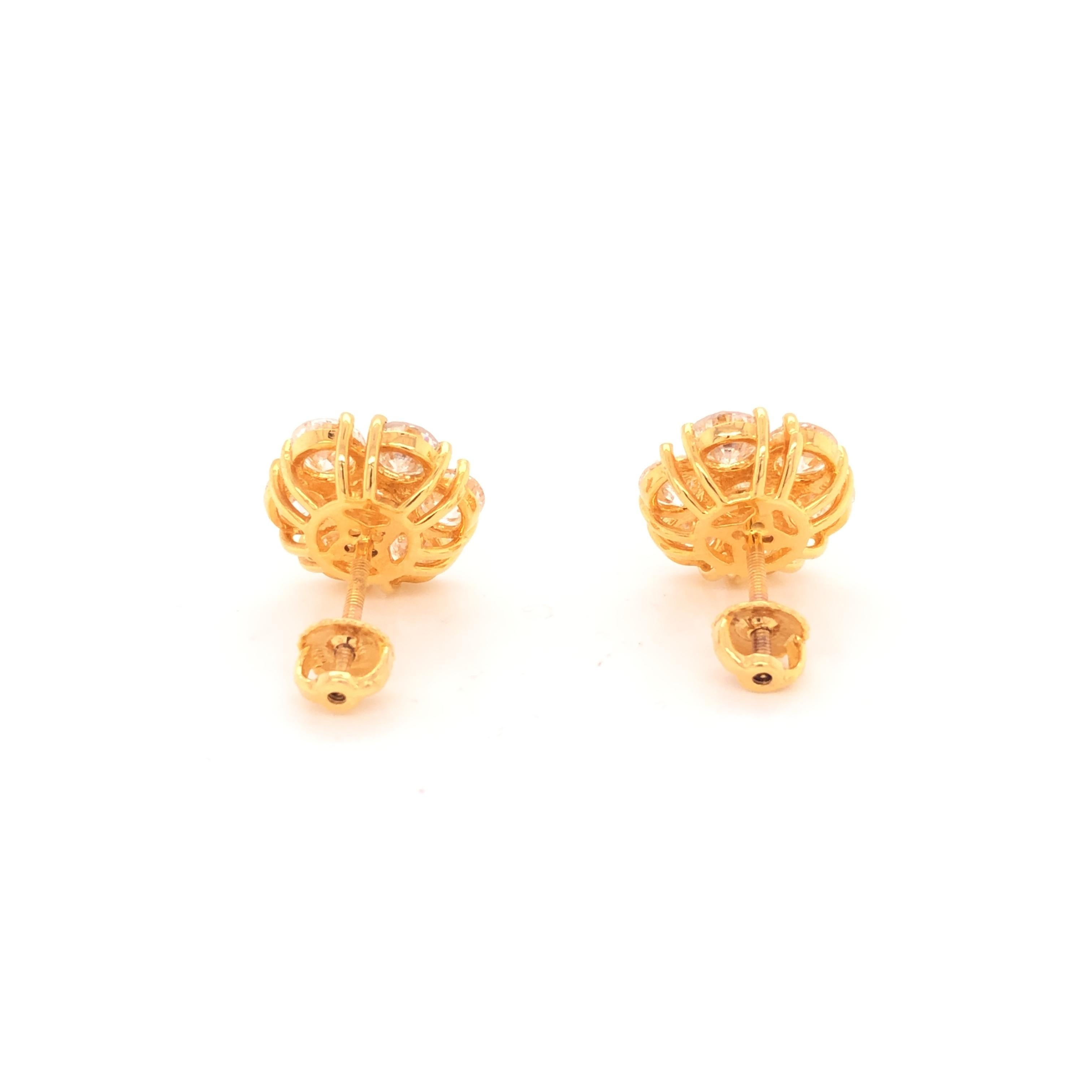 14 Karat Yellow Gold Diamond Floral Stud Earrings In New Condition For Sale In New York, NY