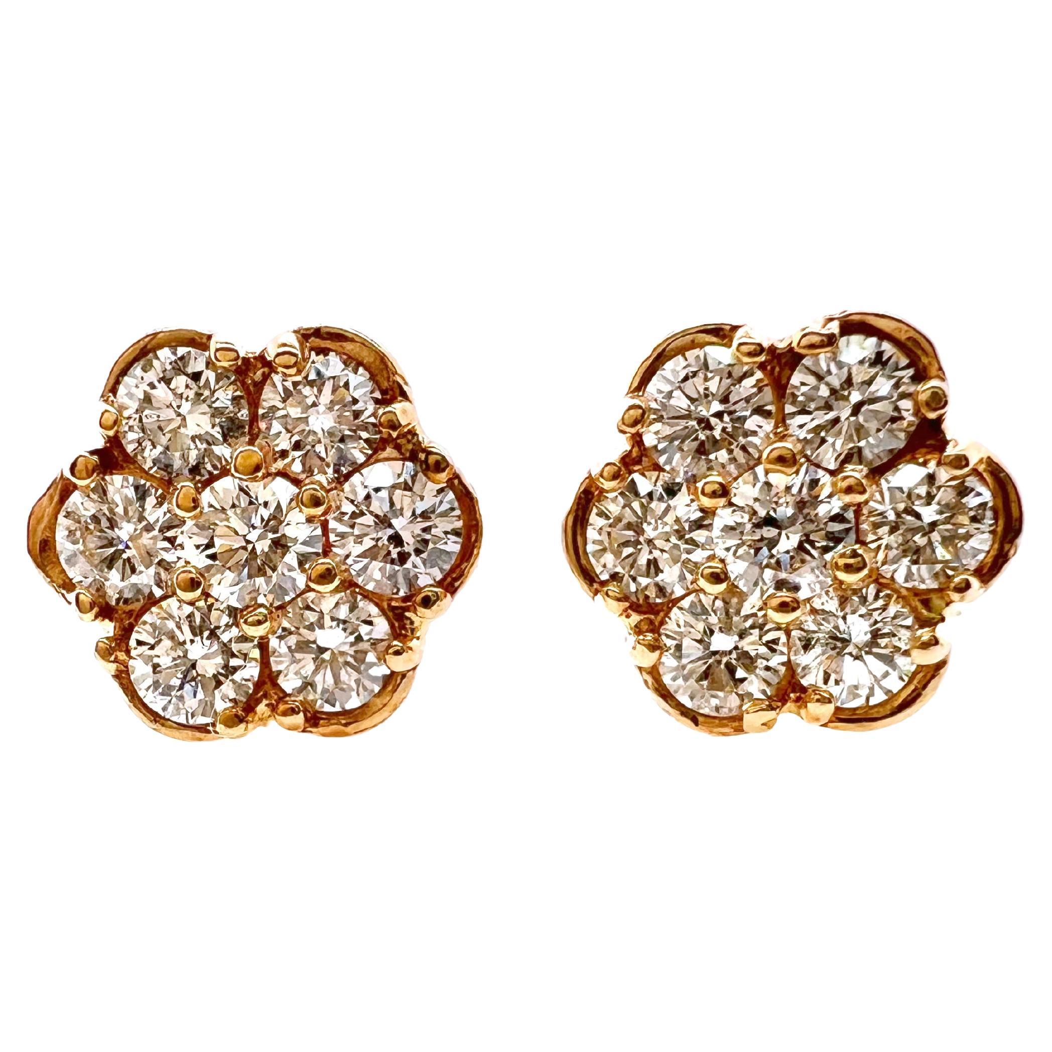 Clous d'oreilles de style floral en or jaune 14 carats avec diamants en vente