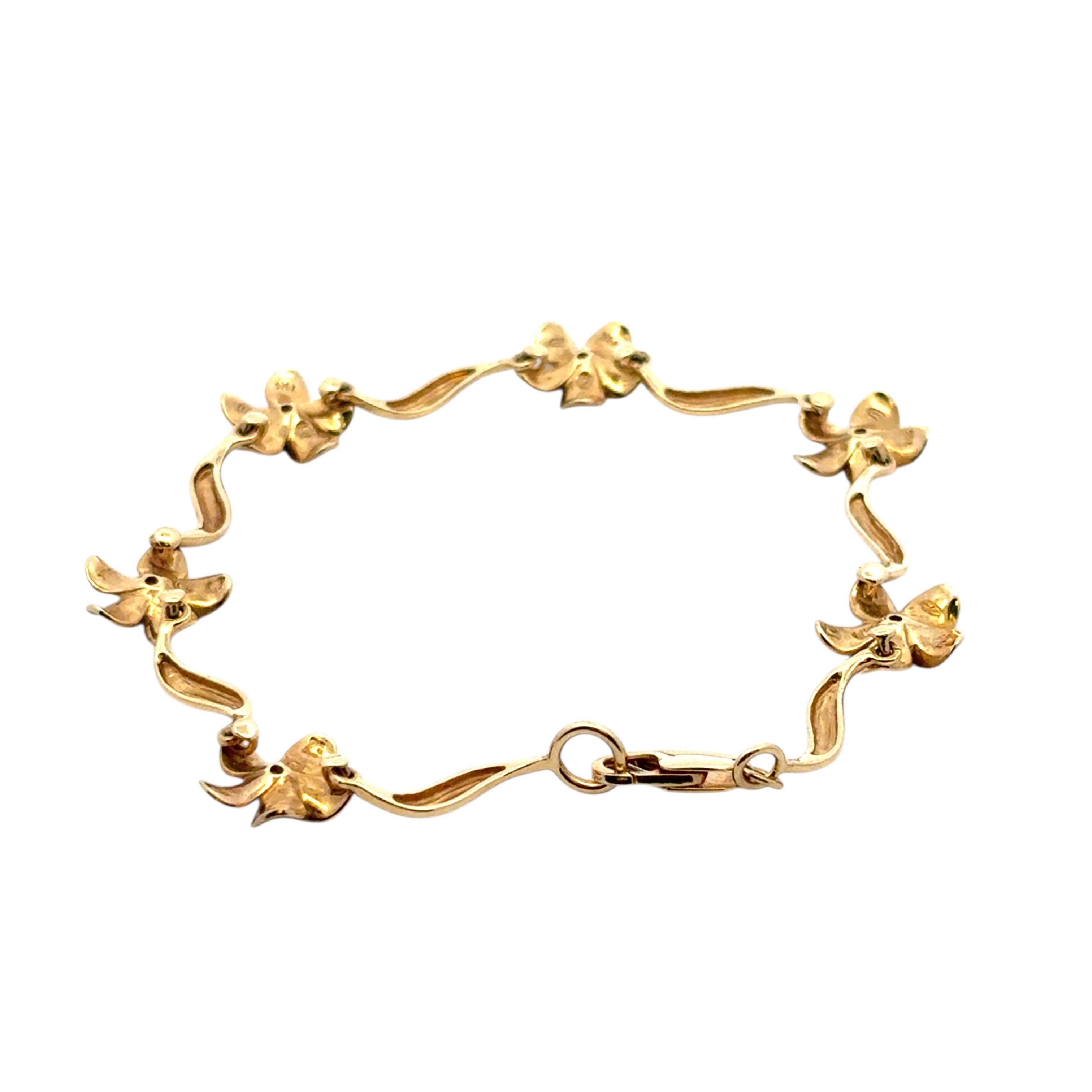 14k Yellow Gold Diamond Flower Bracelet In Excellent Condition For Sale In Boca Raton, FL
