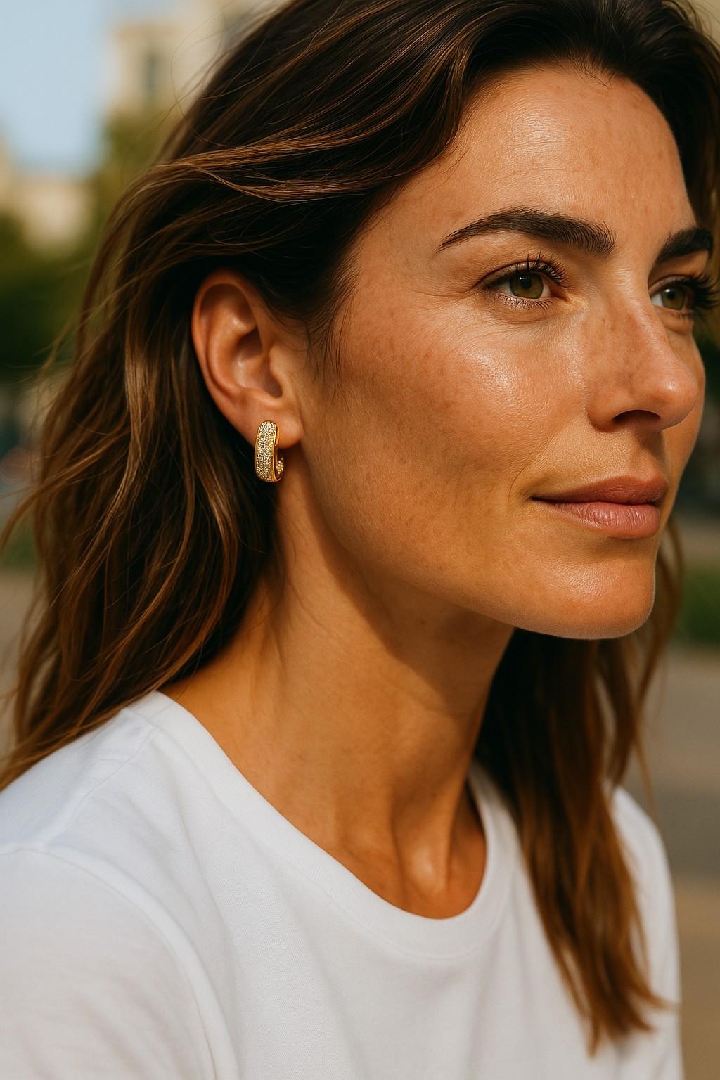 Classiques et rayonnantes, ces demi-boucles d'oreilles en or jaune 14 carats sont serties d'une éblouissante rangée de diamants totalisant 1,30 carat. Mesurant 0,80