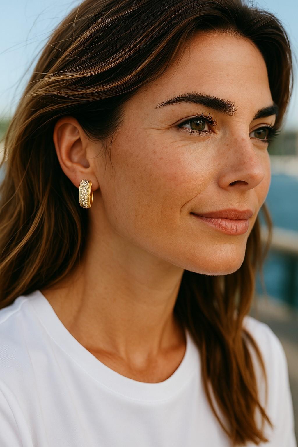 Boucles d'oreilles en or jaune 14K avec diamants 1.30 carats 0.80 pouces de long en vente 2