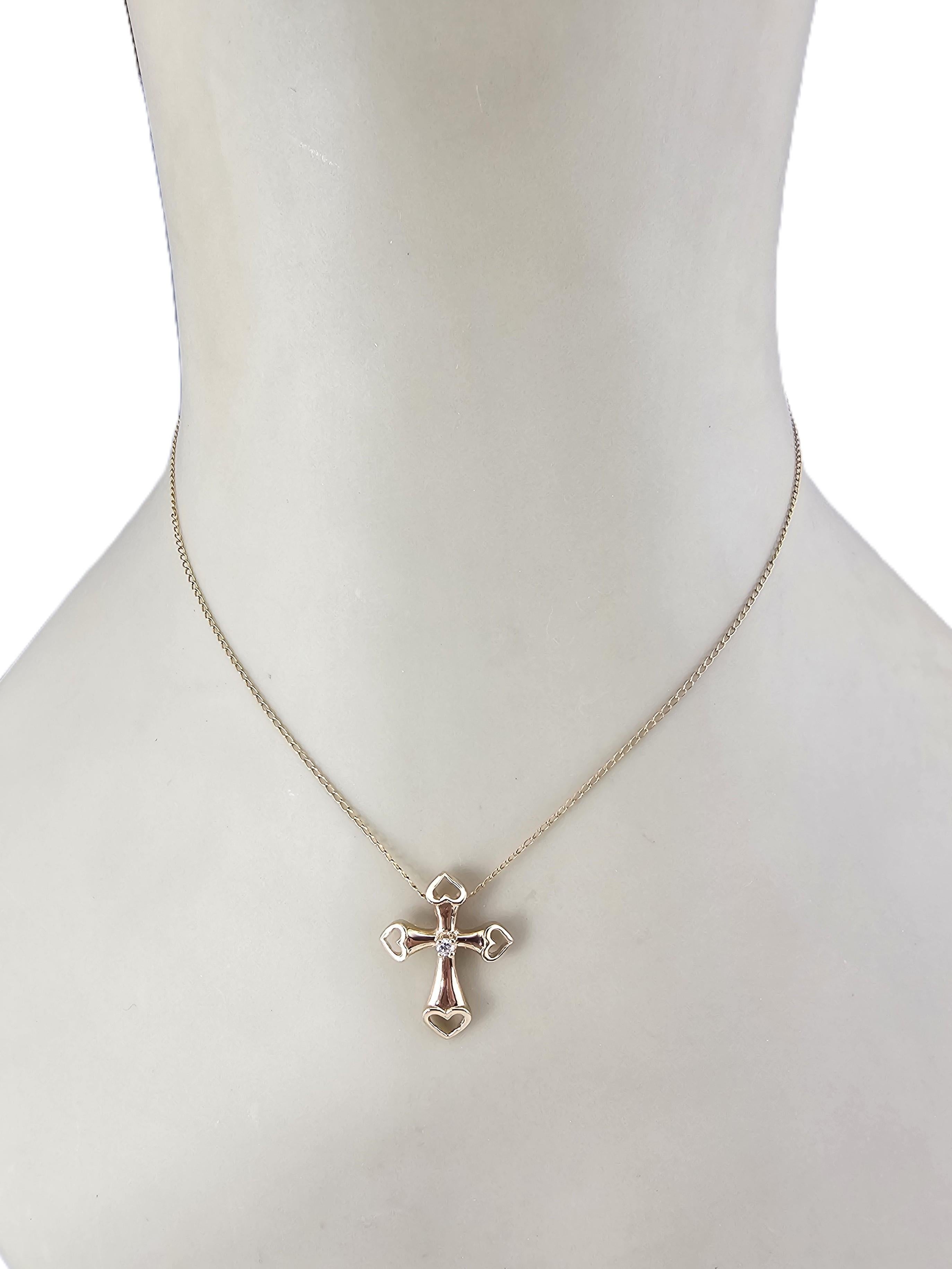 Pendentif croix en or jaune 14K avec diamant #23938 Pour femmes en vente
