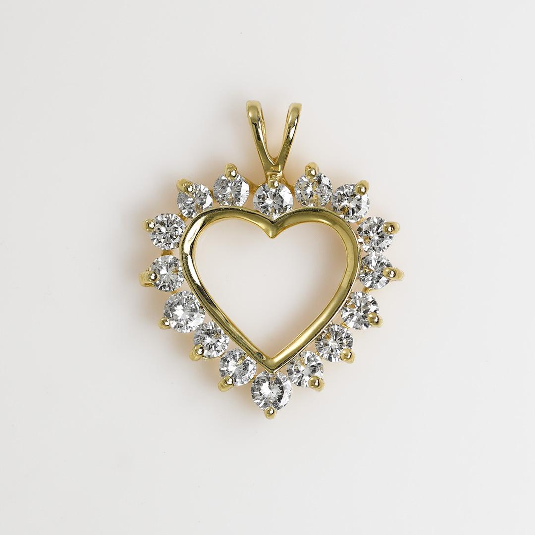Pendentif cœur en or jaune 14K, 1.50tdw, 3.9g
Pendentif en forme de cœur en or jaune 14k et diamants.

Le gisement est testé à 58% d'or à l'aide d'un analyseur XRF.

Le poids brut est de 3.9 grammes.

Les diamants sont de taille ronde et brillante,