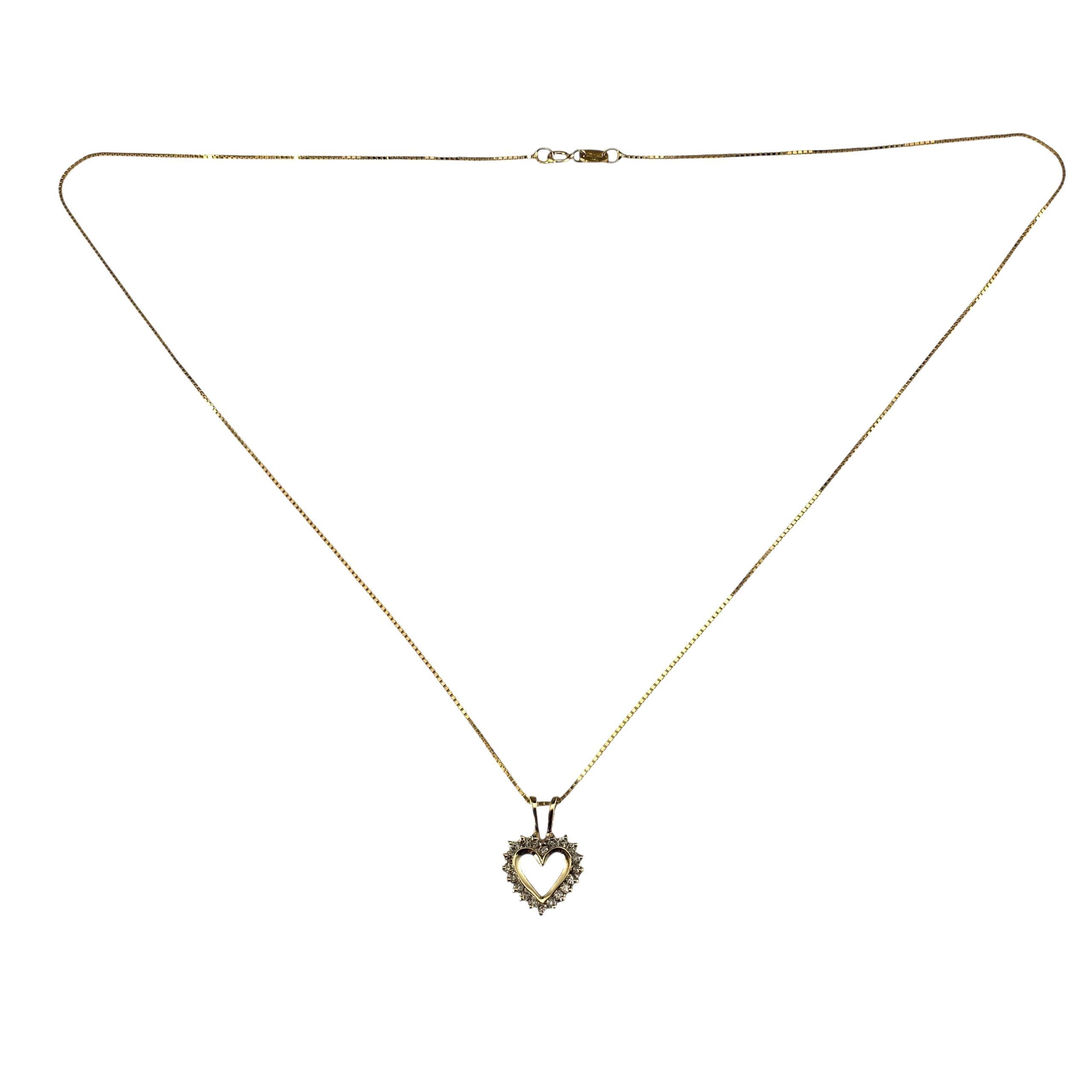 Collana con ciondolo a forma di cuore in oro giallo 14 carati

Questo romantico pendente a cuore aperto presenta 20 diamanti rotondi taglio brillante incastonati in oro giallo 14K. Sospeso da una classica catena a scatola. Perfetto per aggiungere