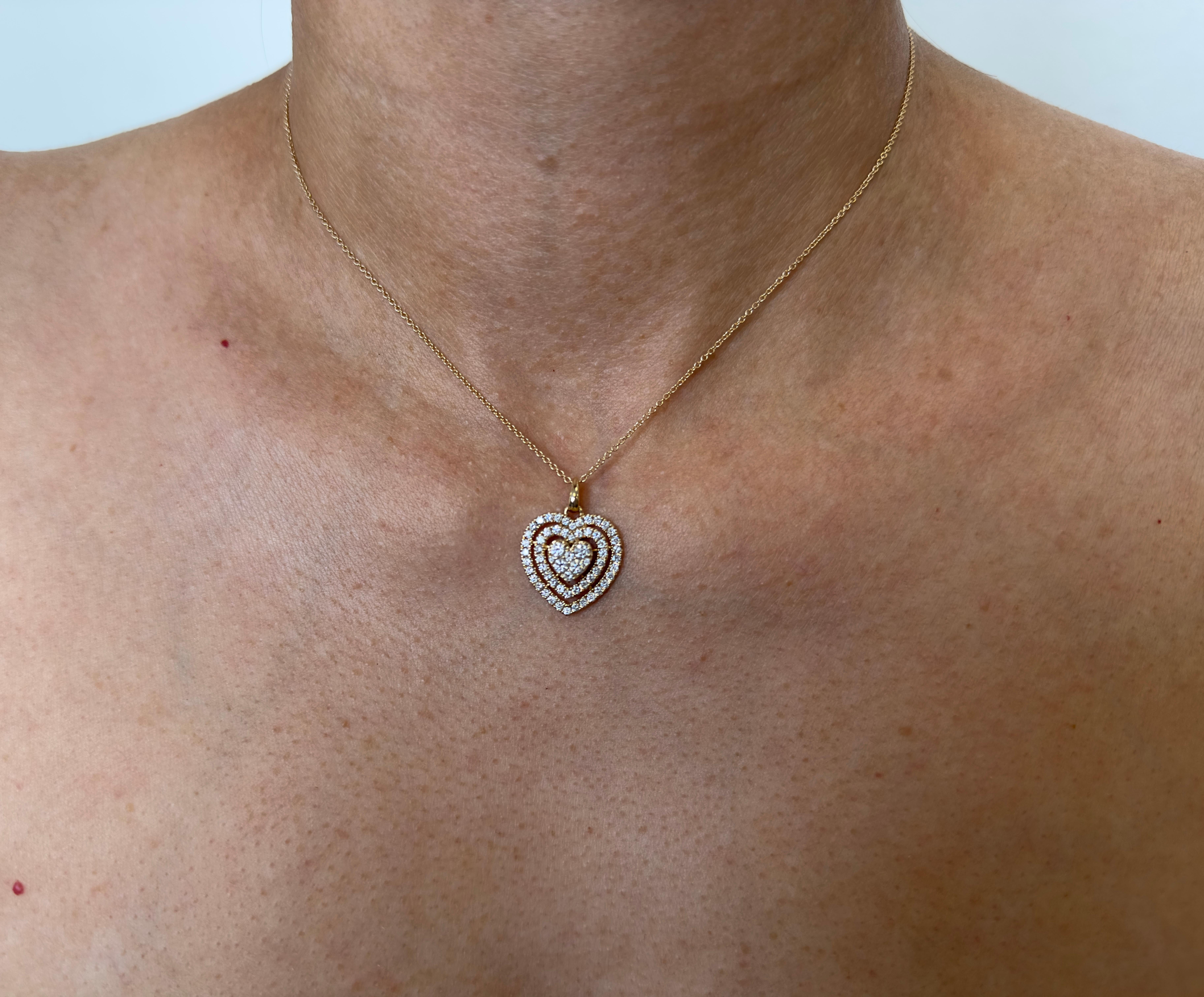 Taglio rotondo Collana con ciondolo a forma di cuore con diamante in oro giallo 14k in vendita