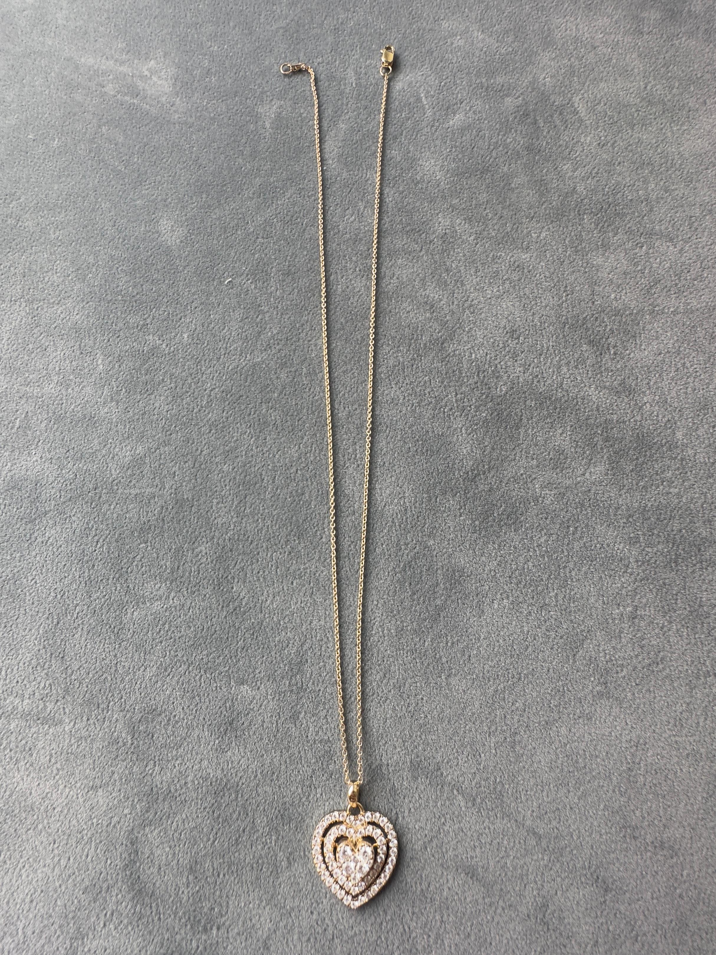 Collana con ciondolo a forma di cuore con diamante in oro giallo 14k in vendita 3