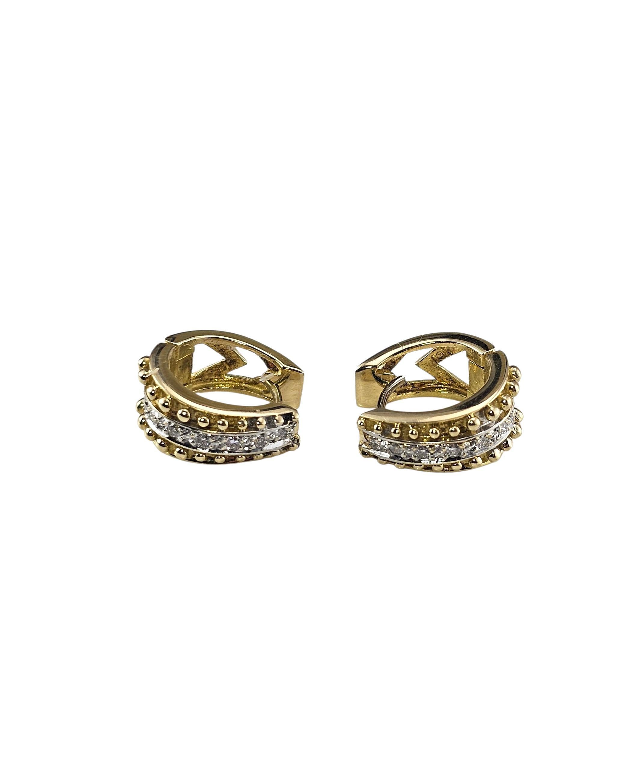 Boucles d'oreilles Huggie en or jaune 14K et diamants-

Ces élégantes boucles d'oreilles huggie présentent chacune sept diamants ronds de taille brillante sertis dans de l'or jaune 14K magnifiquement détaillé. Parfait pour une utilisation