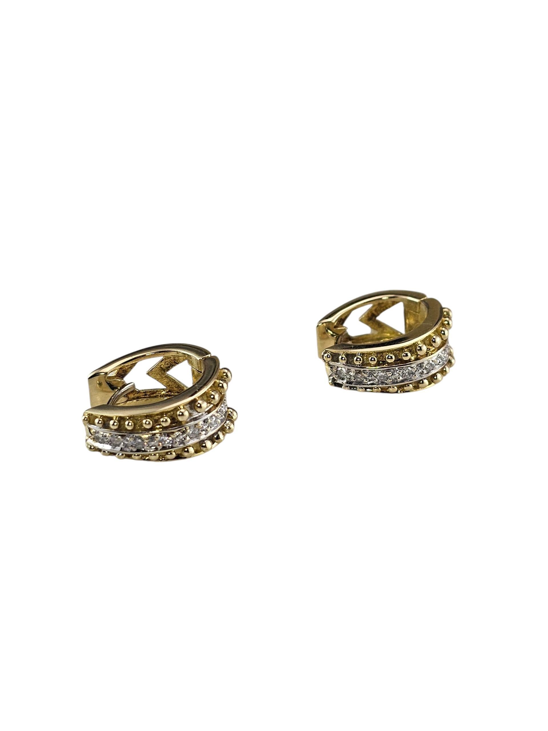 Contemporain Boucles d'oreilles Huggie en or jaune 14K avec diamants #23637 en vente
