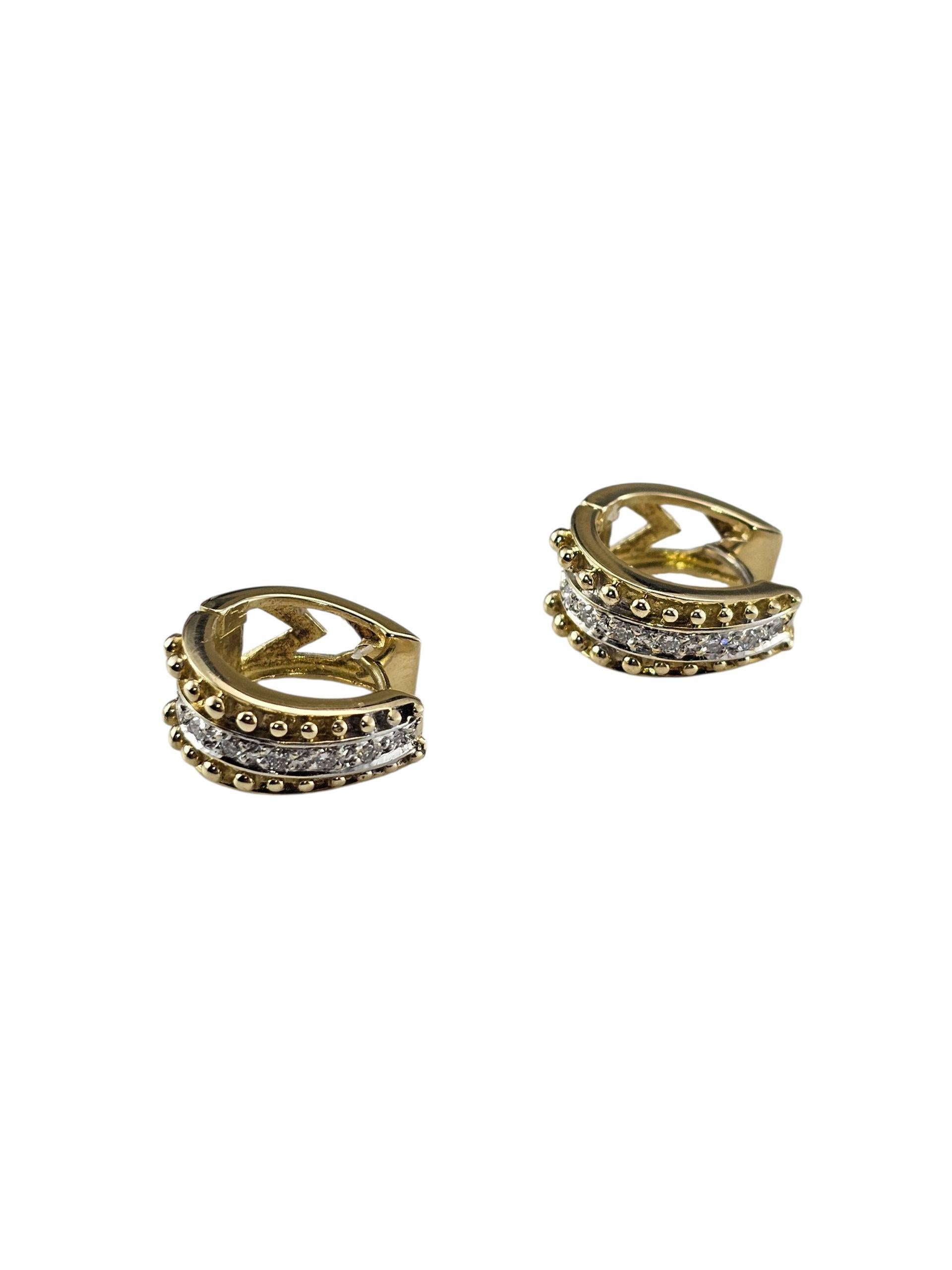 Taille brillant Boucles d'oreilles Huggie en or jaune 14K avec diamants #23637 en vente