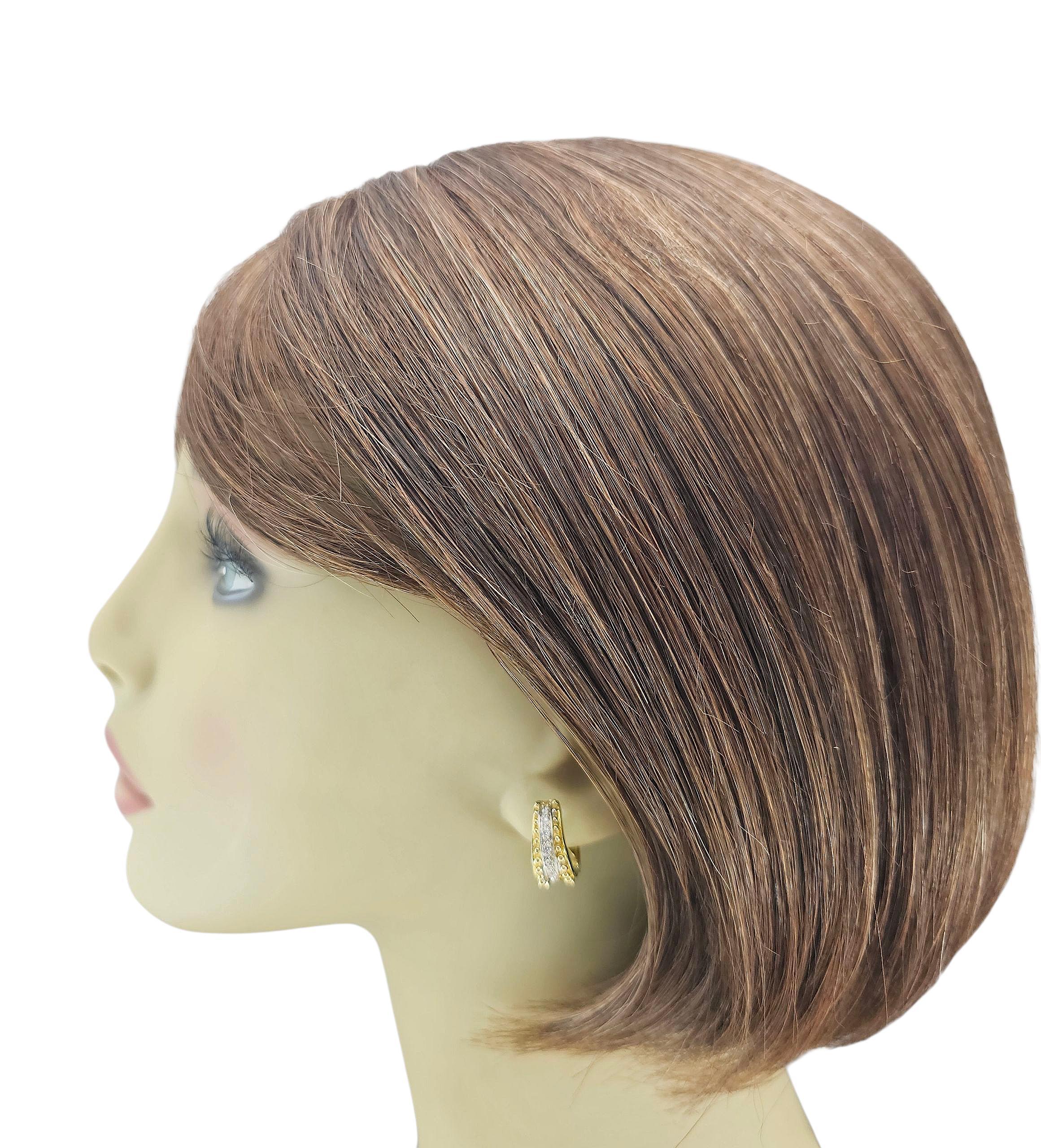 Boucles d'oreilles Huggie en or jaune 14K avec diamants #23637 en vente 2