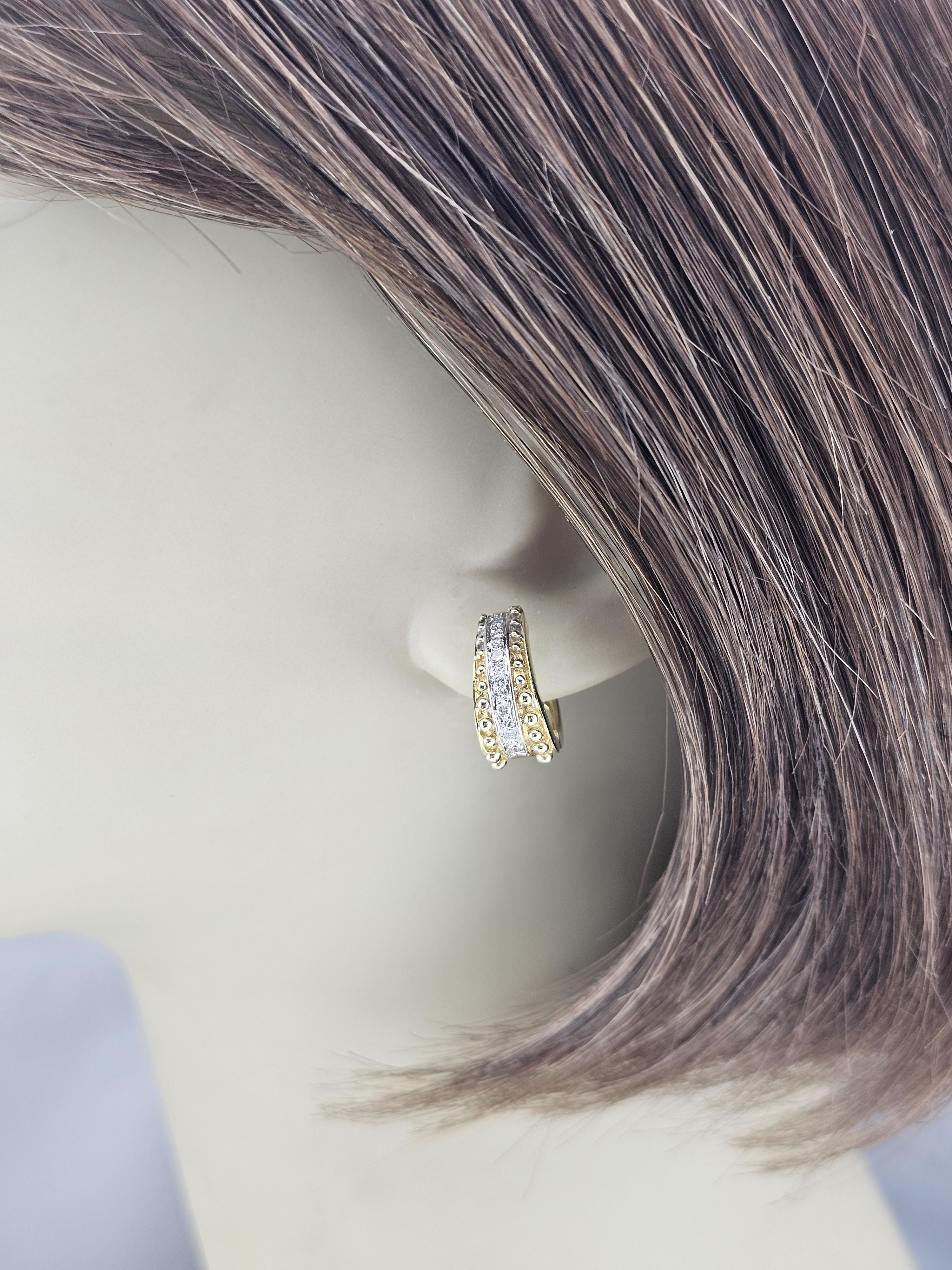 Boucles d'oreilles Huggie en or jaune 14K avec diamants #23637 en vente 3