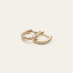 Orecchini a cerchio "huggie" in oro giallo 14K con diamanti di AMRIYA, taglia XS