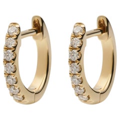 Orecchini a cerchio "huggie" in oro giallo 14K con diamanti di AMRIYA, taglia XS