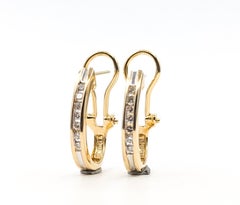 Boucles d'oreilles en J en or jaune 14k avec diamants et dos en oméga