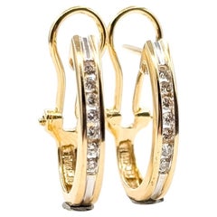 Boucles d'oreilles en J en or jaune 14k avec diamants et dos en oméga