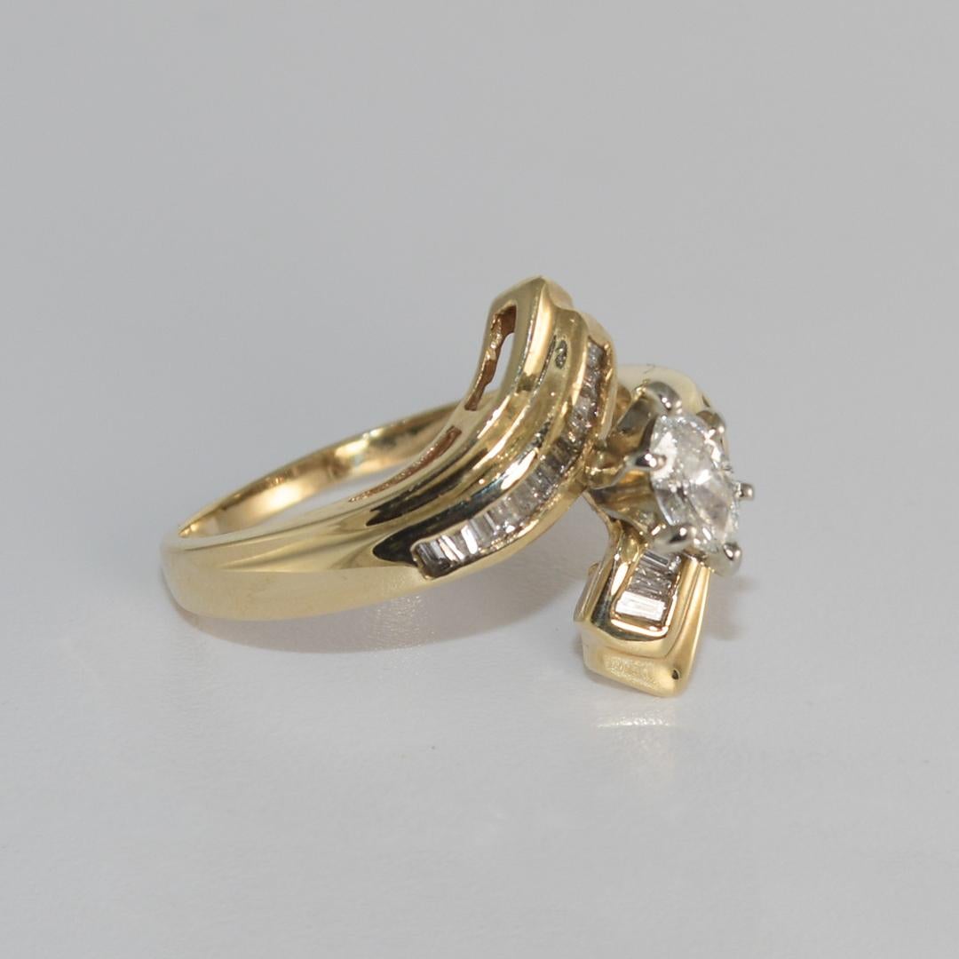 Cette bague rayonnante de style voyage en or jaune 14 carats pèse 3,30 grammes.
Il contient un diamant de forme marquise de 6x3 mm, d'un poids en carats de 0,20. Clarté SI1-SI2, G-H-I
Ce diamant est rehaussé par des diamants de forme baguette montés