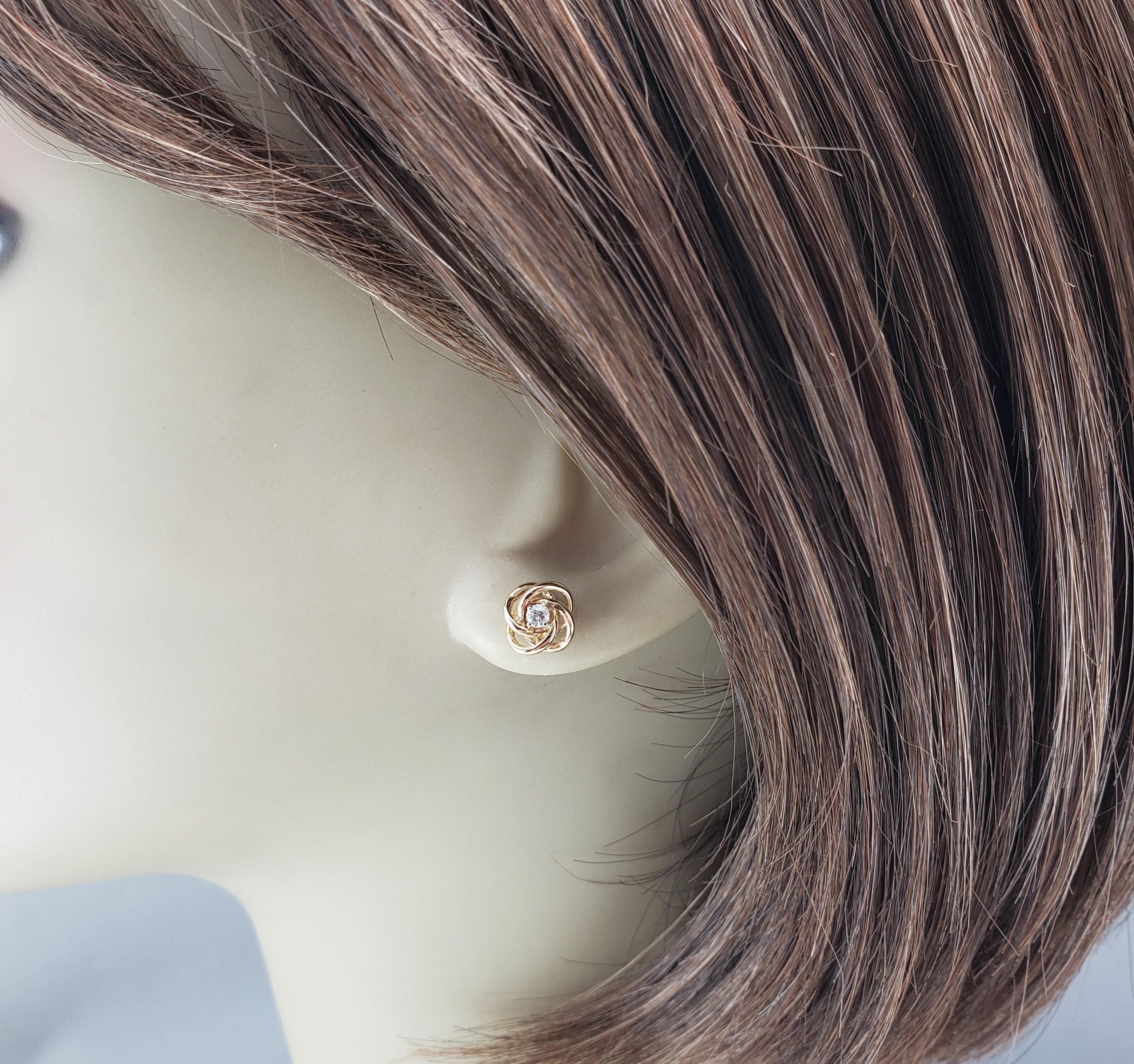 Orecchini con nodo di diamanti in oro giallo 14K #23520 in vendita 1