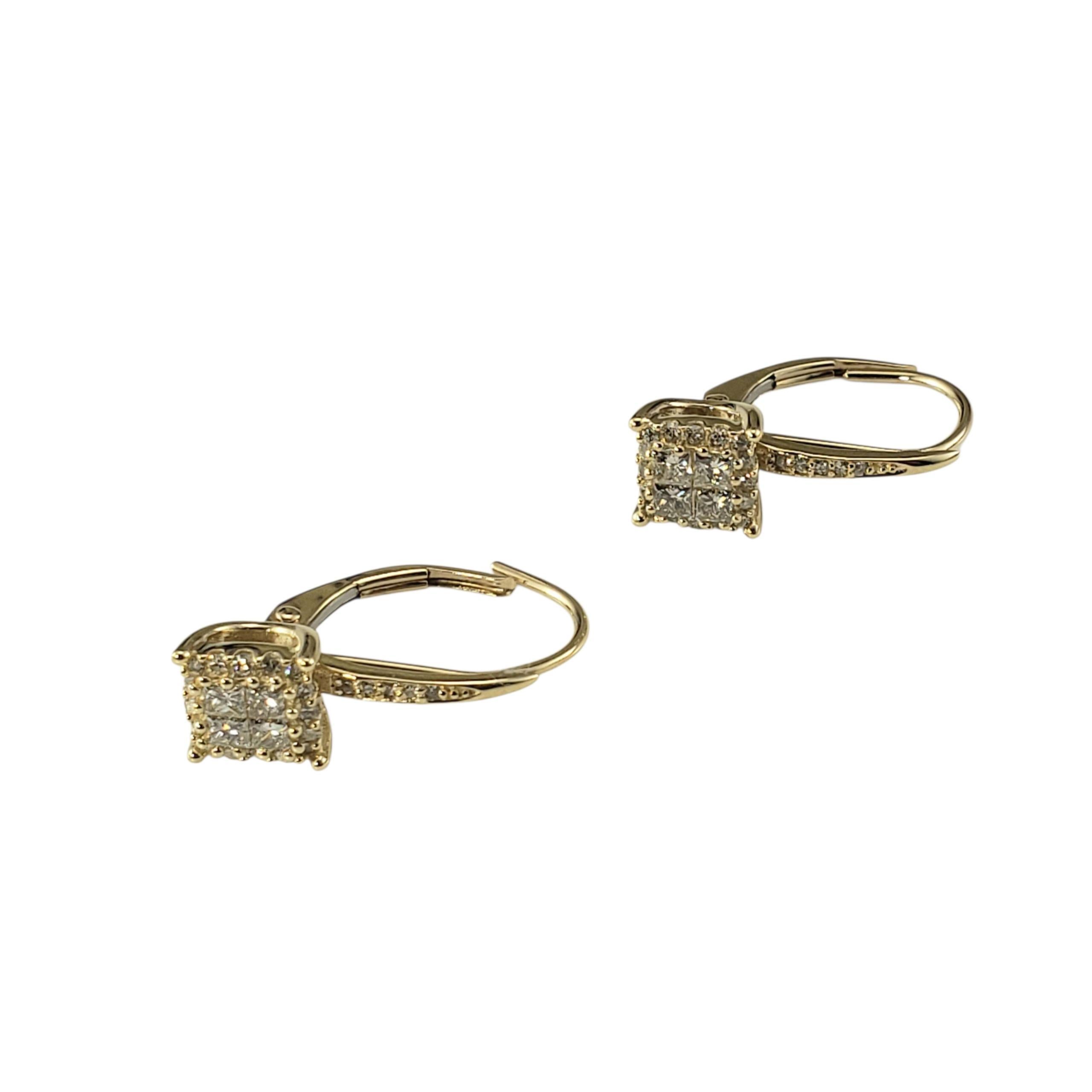 Orecchini con chiusura a leva in oro giallo 14K e diamanti

Questi orecchini scintillanti sono caratterizzati da un centro di quattro diamanti taglio princess e da 21 diamanti rotondi a taglio singolo incastonati nel classico oro giallo 14 carati.