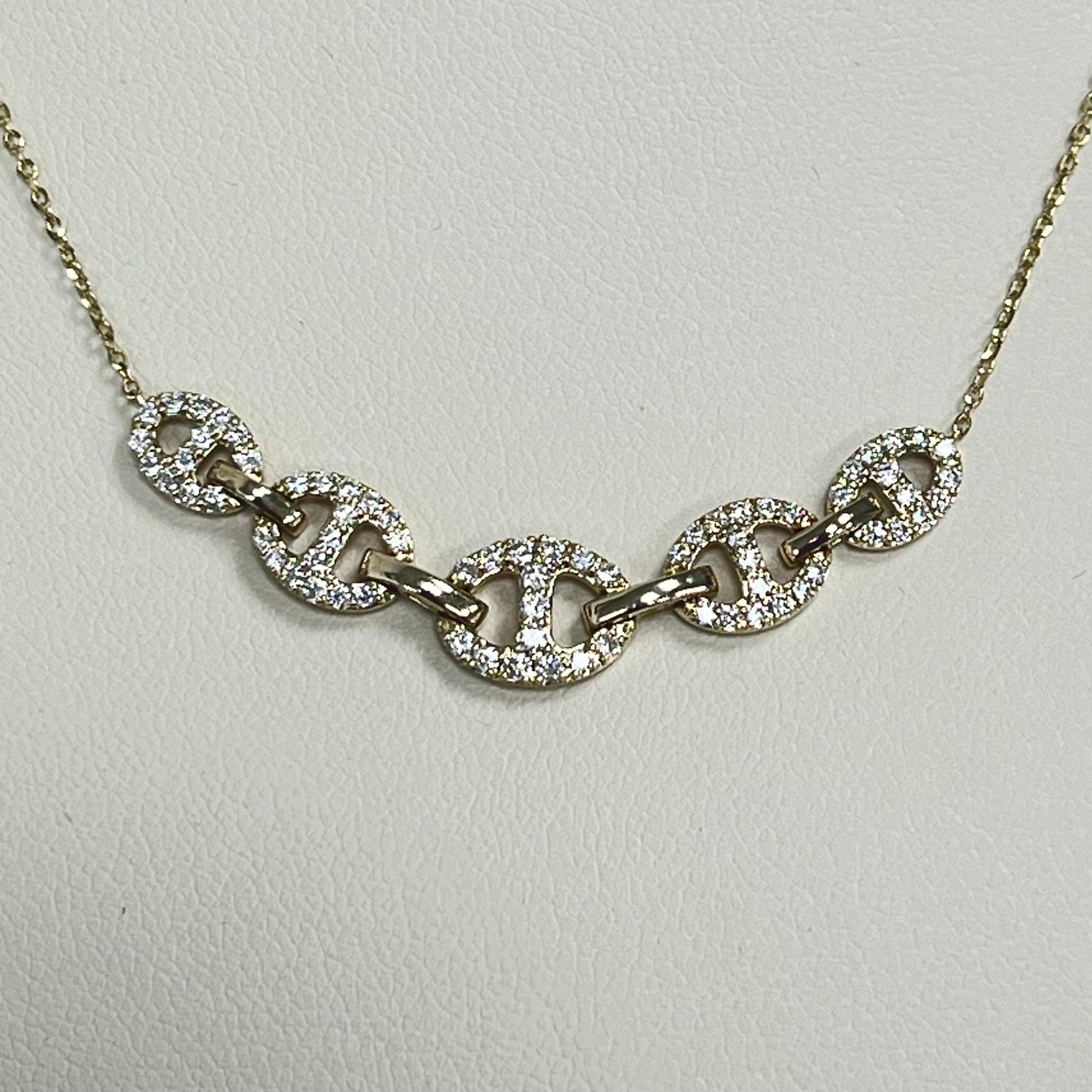Cet élégant collier en or jaune 14 carats est une pièce intemporelle qui ajoute de la sophistication à n'importe quel look. Avec un poids de 3,29 grammes, il est à la fois léger et durable, parfait pour une utilisation quotidienne ou lors