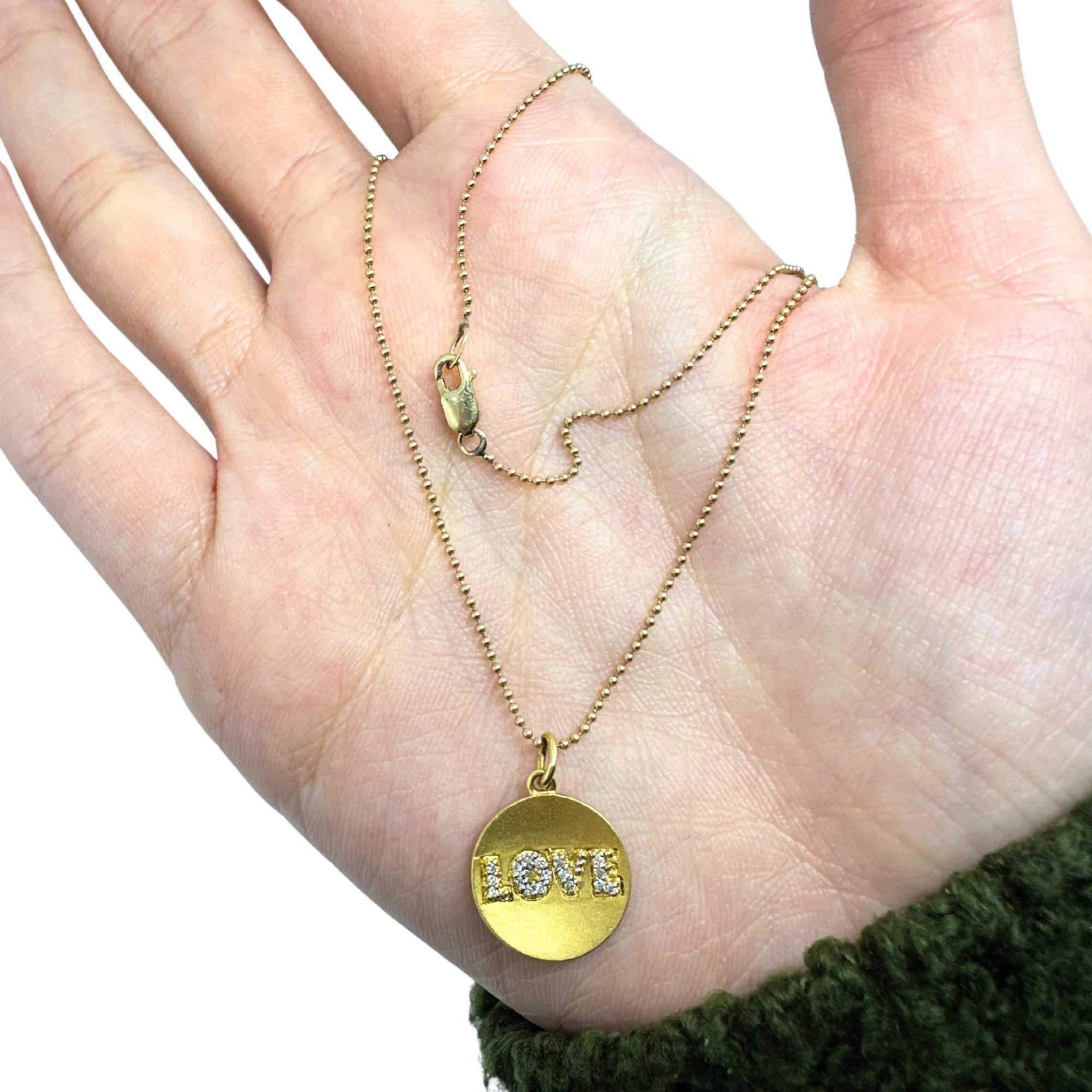 Collier pendentif Love en or jaune 14K avec diamants en vente 3