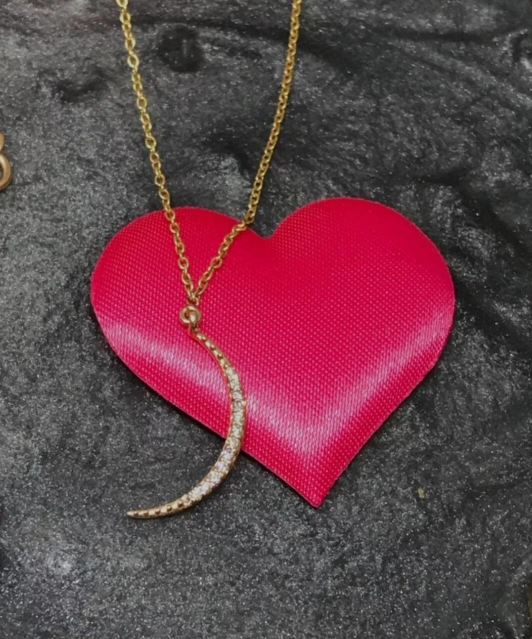Taille ronde Collier minimaliste de lune en or jaune 14 carats et diamants pour femmes, cadeau deanniversaire en vente