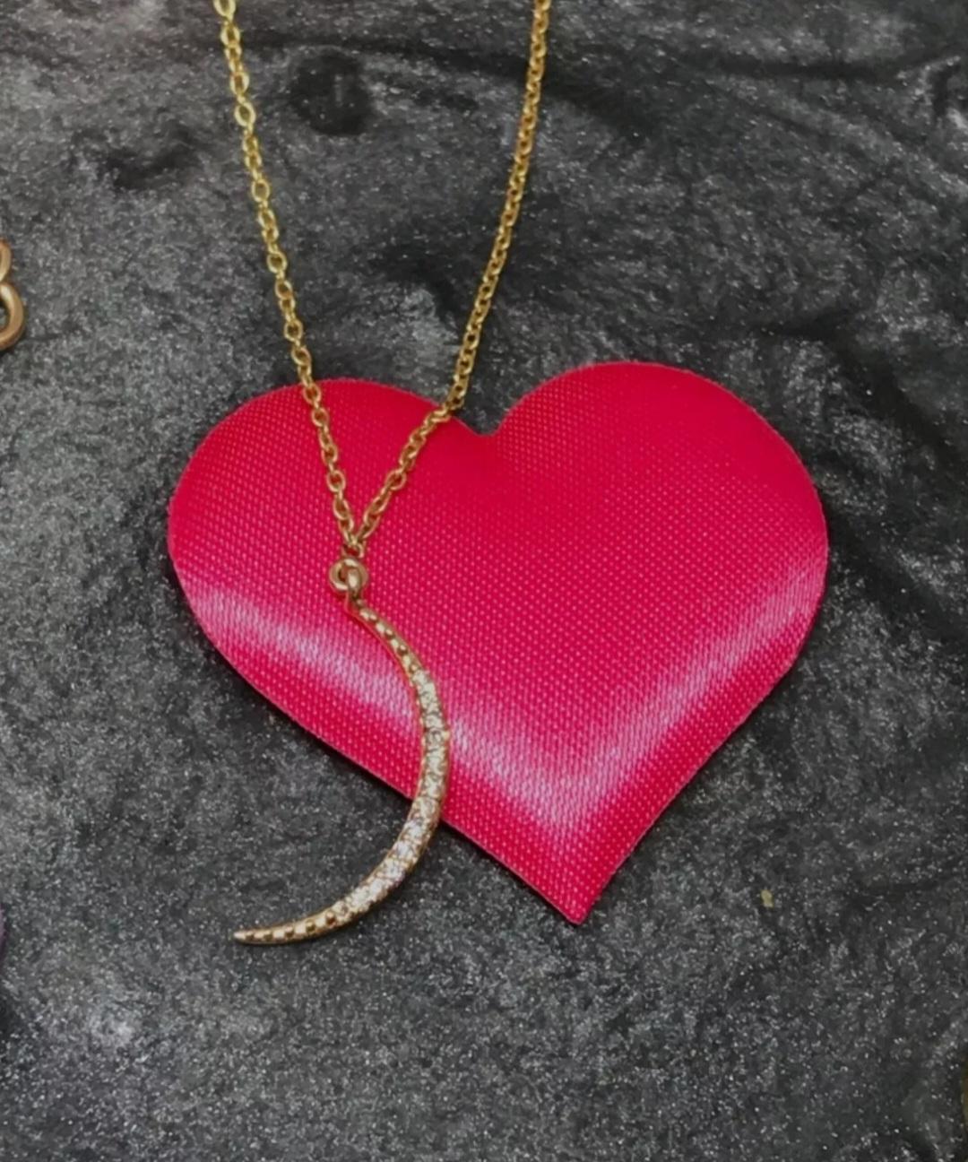 Collier minimaliste de lune en or jaune 14 carats et diamants pour femmes, cadeau deanniversaire Neuf - En vente à Chicago, IL